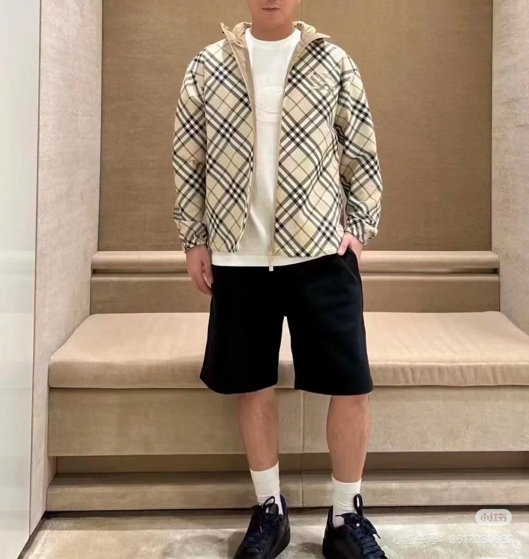 
BBR巴宝莉，2025早春男款双面夹克专柜同款，
一面格纹 一面纯色
	
刺绣战马骑士徽标
换新放大斜