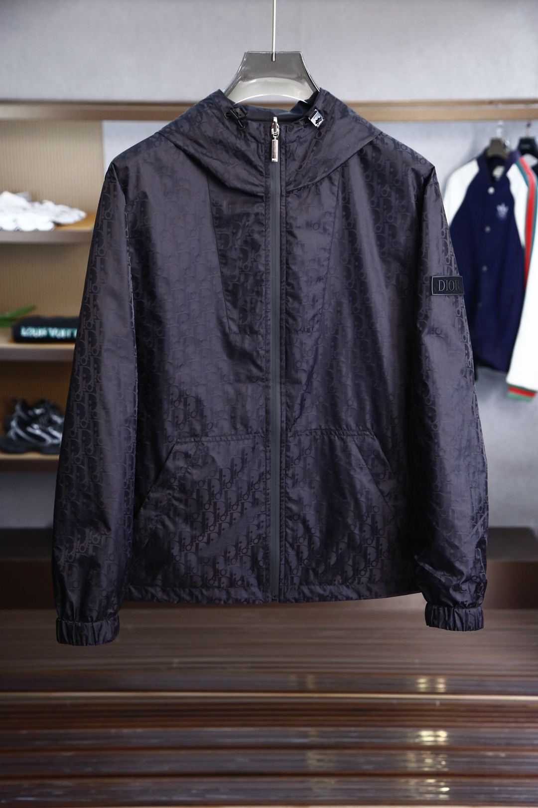 
Dior迪奥- 2025双面外套，
轻盈 简介 素雅 又极具辨识度
奢侈品大厂出品
一面提花字母面料，