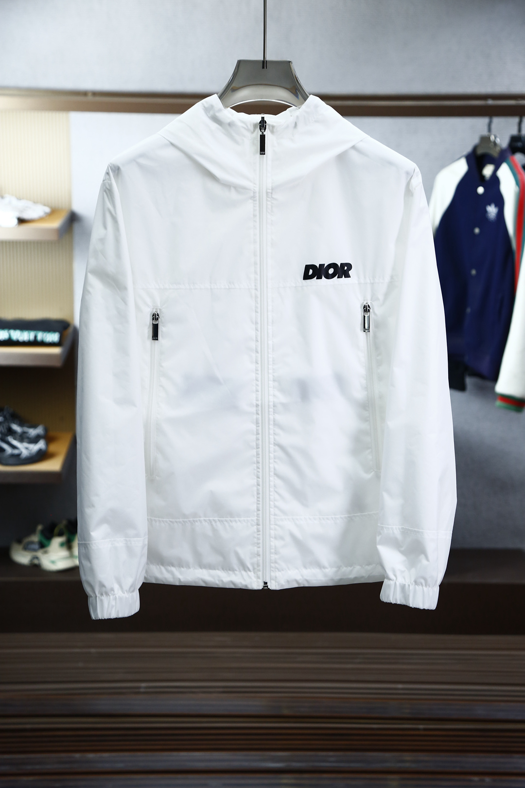 
Dior迪奥- 2025双面外套，
轻盈 简介 素雅 又极具辨识度
奢侈品大厂出品
一面提花字母面料，