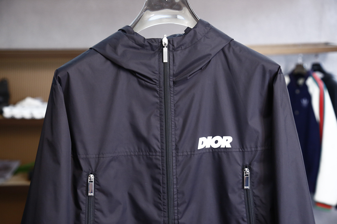 
Dior迪奥- 2025双面外套，
轻盈 简介 素雅 又极具辨识度
奢侈品大厂出品
一面提花字母面料，