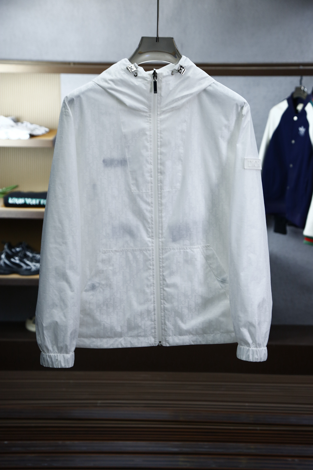 
Dior迪奥- 2025双面外套，
轻盈 简介 素雅 又极具辨识度
奢侈品大厂出品
一面提花字母面料，