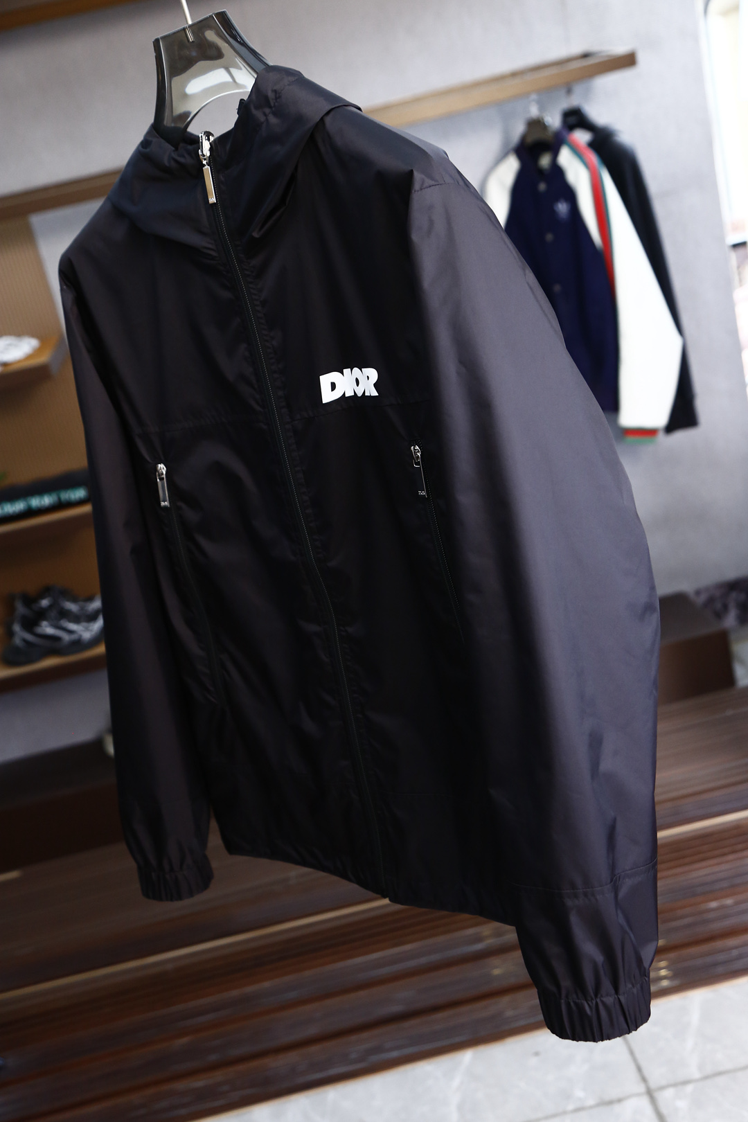 
Dior迪奥- 2025双面外套，
轻盈 简介 素雅 又极具辨识度
奢侈品大厂出品
一面提花字母面料，