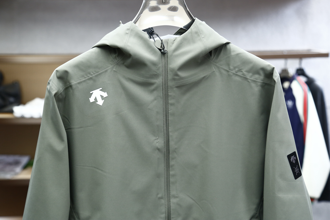 
DESCENTE—迪桑特新款运动休闲三色软壳冲锋衣，原版1.1顶级打造，100分还原，进口软壳面料舒适