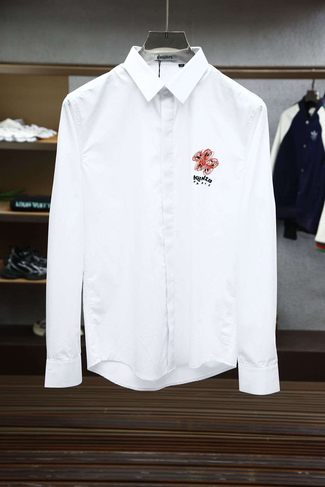 
Kenzo，2025早春新品 专柜在售 时尚高端男装衬衣，纯白色设计干净利落整洁，董事长精英必备系列，