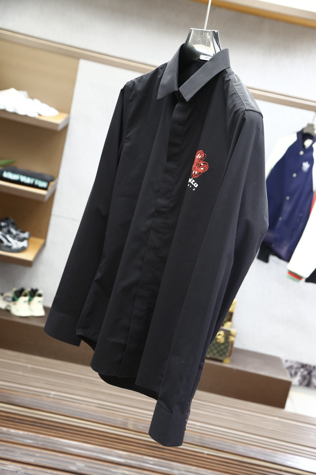 
Kenzo，2025早春新品 专柜在售 时尚高端男装衬衣，纯白色设计干净利落整洁，董事长精英必备系列，