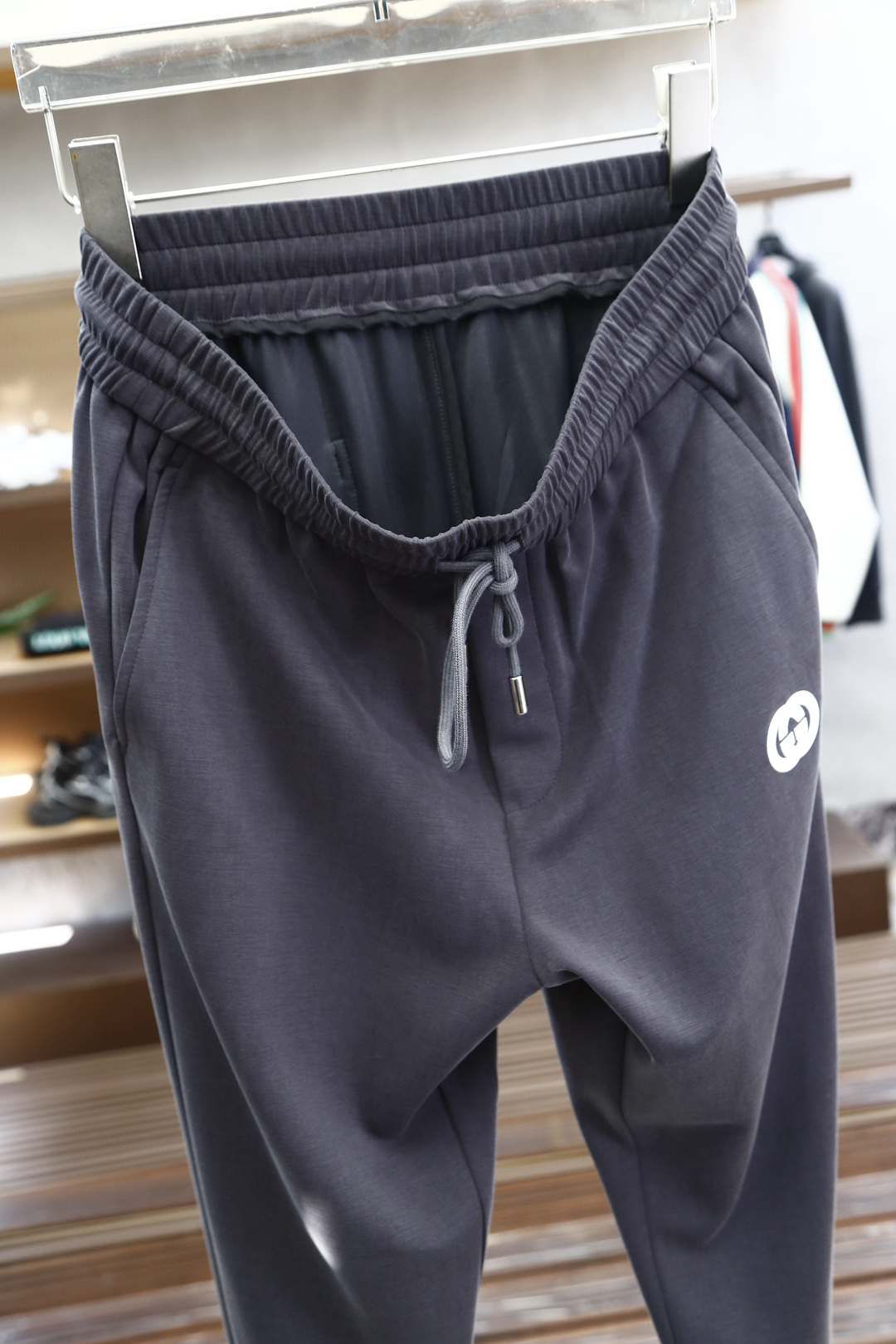 
GUCCI 古驰，2025春夏最新品，专柜同步有售，原单狠货，时尚休闲裤，进口原版面料，舒适透气，独特
