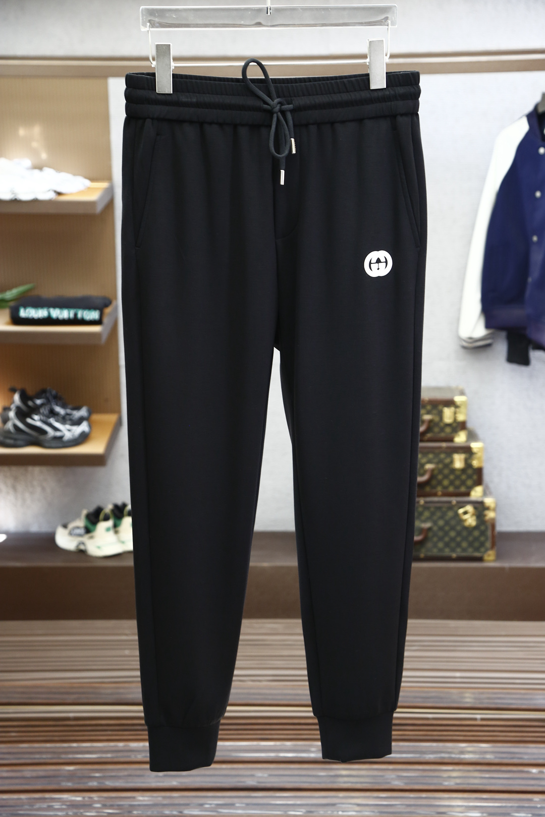 
GUCCI 古驰，2025春夏最新品，专柜同步有售，原单狠货，时尚休闲裤，进口原版面料，舒适透气，独特