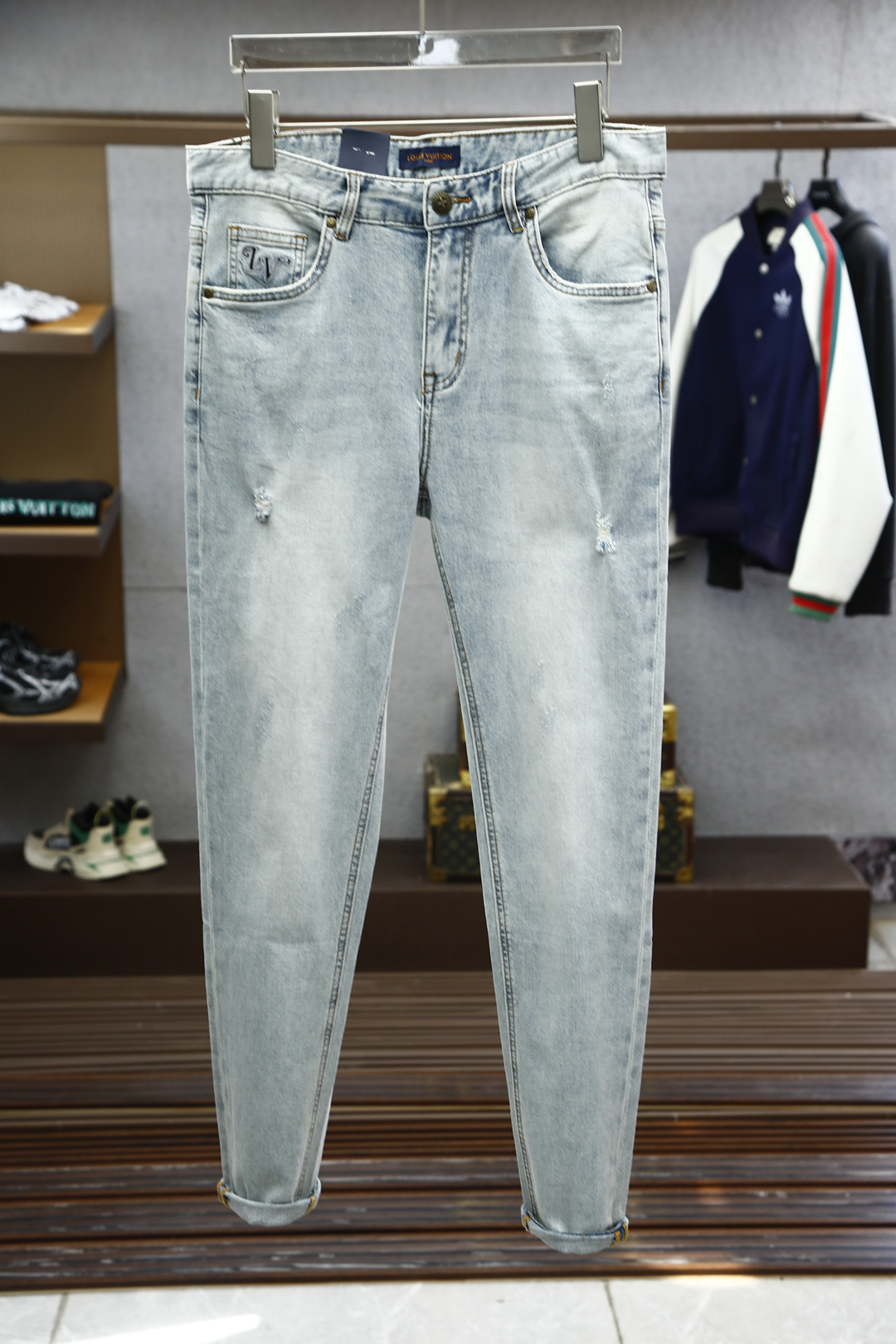 NO:128105,LV Louis Vuitton - New style is coming early spring new style casual pants jeans, high-end custom series. Imported high-density pure cotton Gaza washing process is comfortable, soft and skin-friendly, straight and not easy to wrinkle, simple and clear, super versatile, super fashionable and versatile, straight and stylish, a must-have for the wardrobe!  Suitable for any occasion S-3XL, pick up the next day, louis vuitton,louis vuitton,jeans,alexander wang19860909LV路易威登-新款来袭早春新款新款休闲裤牛仔裤,高端定制系列.进口高密度纯棉加沙洗工艺舒适柔软亲肤,笔挺不易起皱,简单明了,超级百搭上身效果超级棒时尚百搭,笔挺有型,衣橱必备！适合任何场合穿着 S-3XL,隔天取货无,,louis vuitton,louis vuitton,jeans,alexander wang,Men's clothing