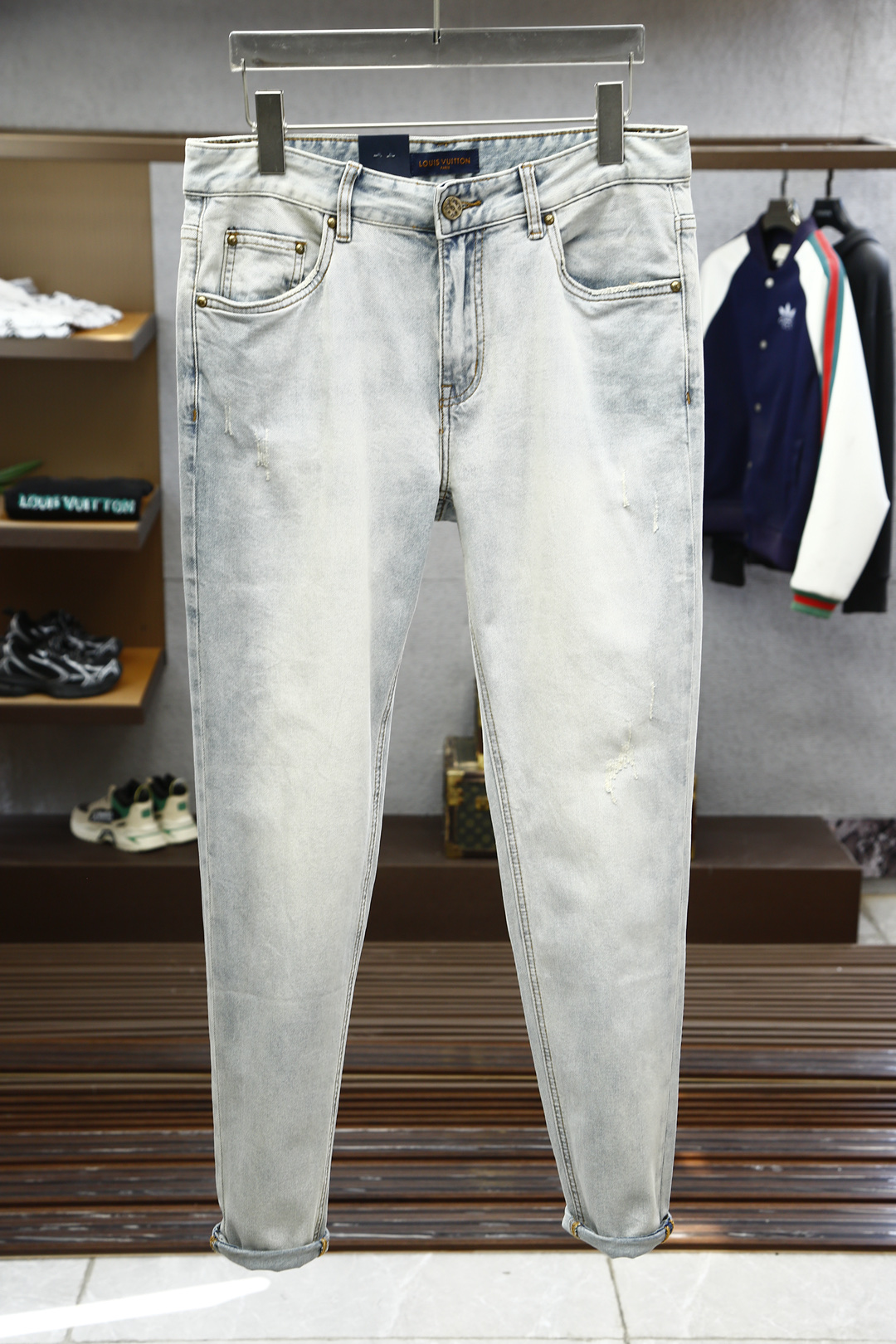 NO:128109,LV Louis Vuitton - New style is coming early spring new style casual pants jeans, high-end custom series. Imported high-density pure cotton Gaza washing process is comfortable, soft and skin-friendly, straight and not easy to wrinkle, simple and clear, super versatile, super fashionable and versatile, straight and stylish, a must-have for the wardrobe!  Suitable for any occasion S-3XL, pick up the next day, louis vuitton,louis vuitton,jeans,alexander wang19860909LV路易威登-新款来袭早春新款新款休闲裤牛仔裤,高端定制系列.进口高密度纯棉加沙洗工艺舒适柔软亲肤,笔挺不易起皱,简单明了,超级百搭上身效果超级棒时尚百搭,笔挺有型,衣橱必备！适合任何场合穿着 S-3XL,隔天取货无,,louis vuitton,louis vuitton,jeans,alexander wang,Men's clothing