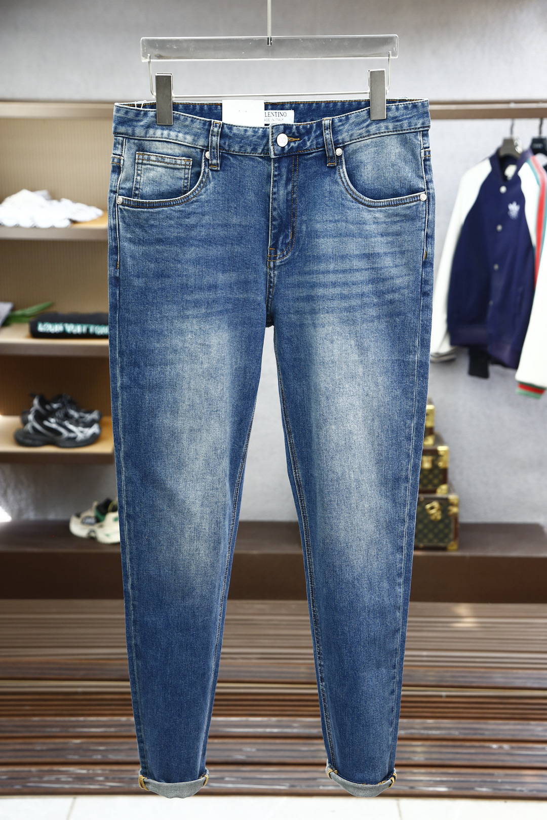 NO:128111,Valentino - New style is coming early spring new style casual pants jeans, high-end custom series. Imported high-density pure cotton Gaza washing process is comfortable, soft and skin-friendly, straight and not easy to wrinkle, simple and clear, super versatile, super fashionable and versatile, straight and stylish, a must-have for the wardrobe!  Suitable for any occasion S-3XL, pick up the next day, valentino, jeans, alexander wang19860909华伦天奴-新款来袭早春新款新款休闲裤牛仔裤,高端定制系列.进口高密度纯棉加沙洗工艺舒适柔软亲肤,笔挺不易起皱,简单明了,超级百搭上身效果超级棒时尚百搭,笔挺有型,衣橱必备！适合任何场合穿着 S-3XL,隔天取货无,,valentino,jeans,alexander wang,Men's clothing