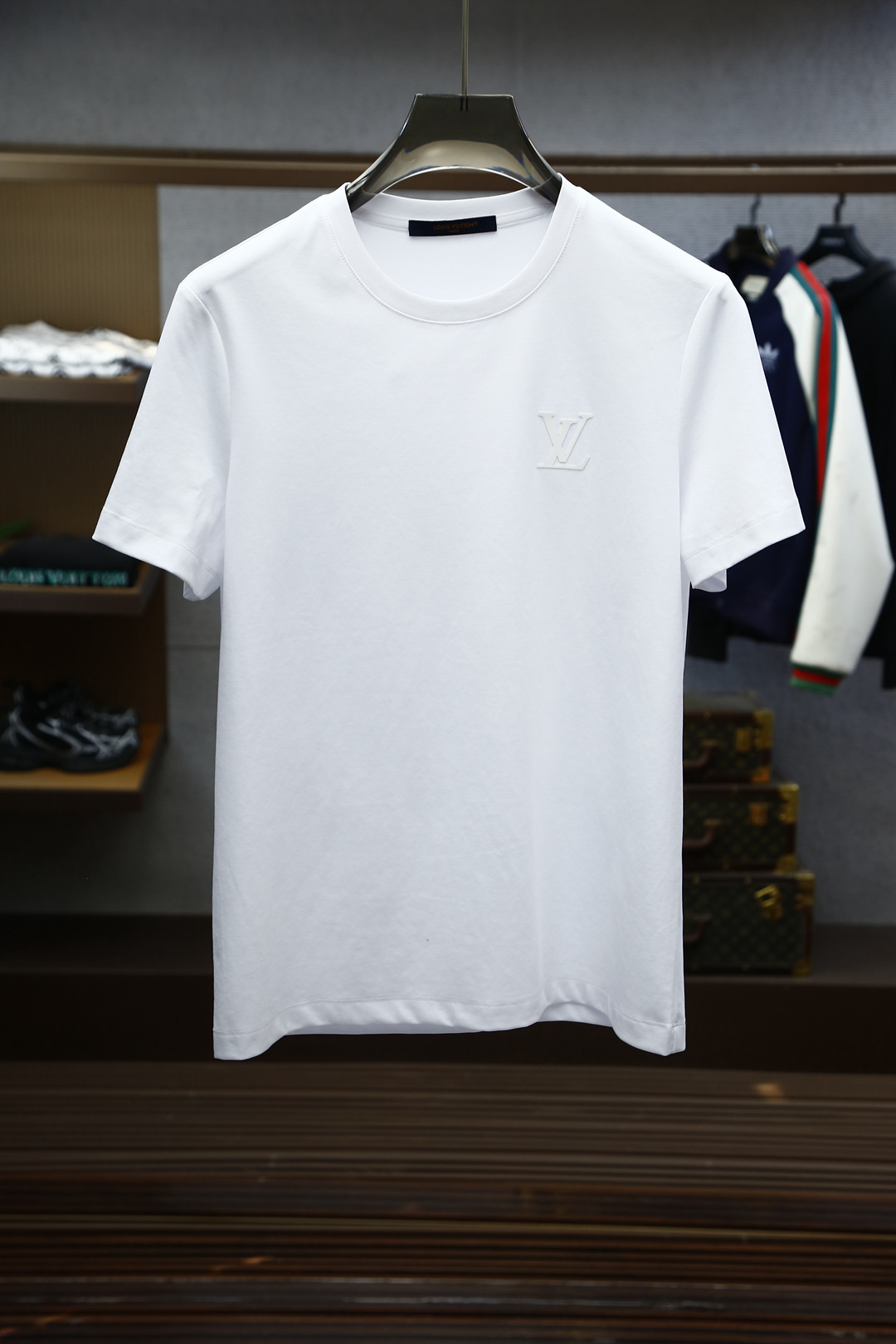 NO:128100,LV Louis Vuitton - 2025 New Year's new style first batch of short-sleeved short-sleeved, imported horse cotton T-shirts present a regular style. 3D digital printing pattern printing, praising the Chinese Year of the Snake Rib knitted neckline The fabric is comfortable, soft and stylish, not easy to deform and absorb sweat, color black and white Number M-3XL,,louis vuitton,louis vuitton,T-shirt,tees,t-shirt,alexander wang19860909LV路易威登-2025新年新款第一批短袖,进口匹马棉质T恤 呈现常规版型.3D数码印花图案印花,礼赞中国蛇年 罗纹针织领口 面料舒适柔软有型,不易变形吸汗, 颜色黑色白色 码数M-3XL,,louis vuitton,louis vuitton,T-shirt,tees，t-shirt,alexander wang,Men's clothing