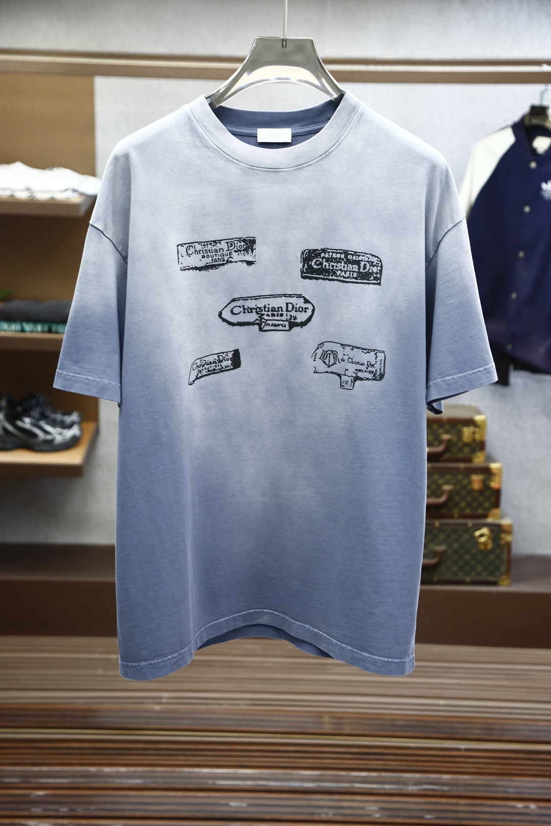 NO:128098,Dior - High-end Clothing 2025 New Year Base Order Series!  Mature men, light-client men, favorite styles, the most classic, clean color commuting, versatile and handsome round neck short-sleeved base shirt, the usual good style, imported original wash-water European cotton. The fabric is soft, elastic and delicate. Basic base shirts are indispensable in men's wardrobe. They can be matched with various clothing anytime and anywhere to meet your daily life needs. The fabrics and factories we choose are all used by first-tier brands. The clothes are very simple, and the LOGO on the chest is a very low-key design. Dears, hurry up and buy it!  Size M-XX L (model 173120 jin M), dior, T-shirt, alexander wang19860909迪奥-高级成衣 2025新年打底订单系列！熟男 轻熟男 最爱款式 最经典净色通勤百搭帅气的圆领短袖打底衫 一贯的好版型 进口原版洗水欧棉.面料柔软 弹性细腻 男人的衣柜都少不了基础打底衫 随时随地都可以拿来搭配各种服饰 满足您日常生活需求 .我们所选择的面料及工厂都是一线品牌所使用的 ,衣服设计非常的简洁 ,胸前LOGO标织 很是低调的设计 亲们赶紧入手！尺码M-XX L（模特173120斤M）,,dior,T-shirt,alexander wang,Men's clothing