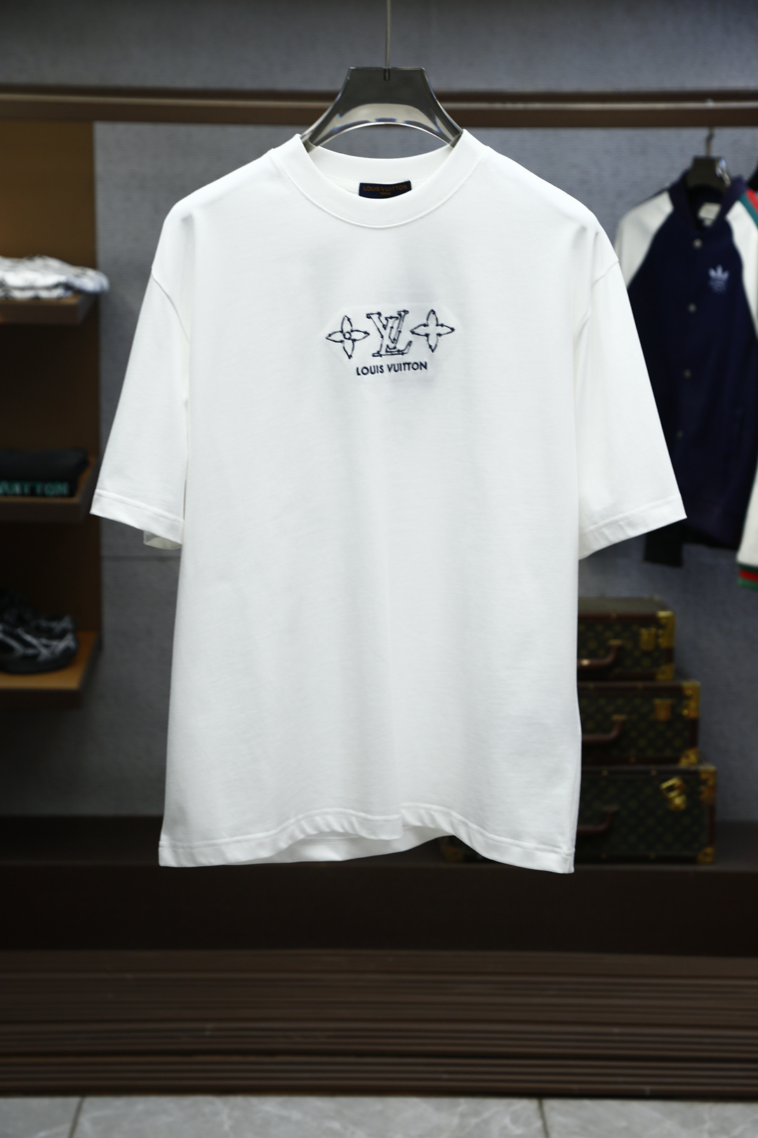 NO:128096,LV-2025 Classic letter printing short-sleeved T-shirt # brick cabinet synchronized before and after spring and summer. The fabric is made of fixed-woven and fixed-dyed cotton double-sided double yarn, with a weight of 260 grams, and the cloth surface is clean. The cloth pattern is clear, soft and comfortable. The thread is fixed-dyed without color difference. The classic pattern is printed with environmentally friendly imported materials, precision printed mesh board, clear letters, three-dimensional effect, restored brick cabinet, and the layout is OS loose shoulder-down style. The same model for men and women M-3XL pick up the next day, louis vuitton, T-shirt,tees, t-shirt,alexander wang19860909LV-2025 春夏前后经典字母印花短袖T恤#砖柜同步. 面料采用定织定染全棉双面双纱、克重260克,布面干净.布纹清晰,柔软舒适.螺纹釆用定染无色差.经典图案采用环保进口材料印花,精密印花网板,字母清晰,效果立体,还原砖柜, 版型釆用OS宽松落肩版型.男女同款M-3XL隔天取货,,louis vuitton,T-shirt,tees，t-shirt,alexander wang,Men's clothing