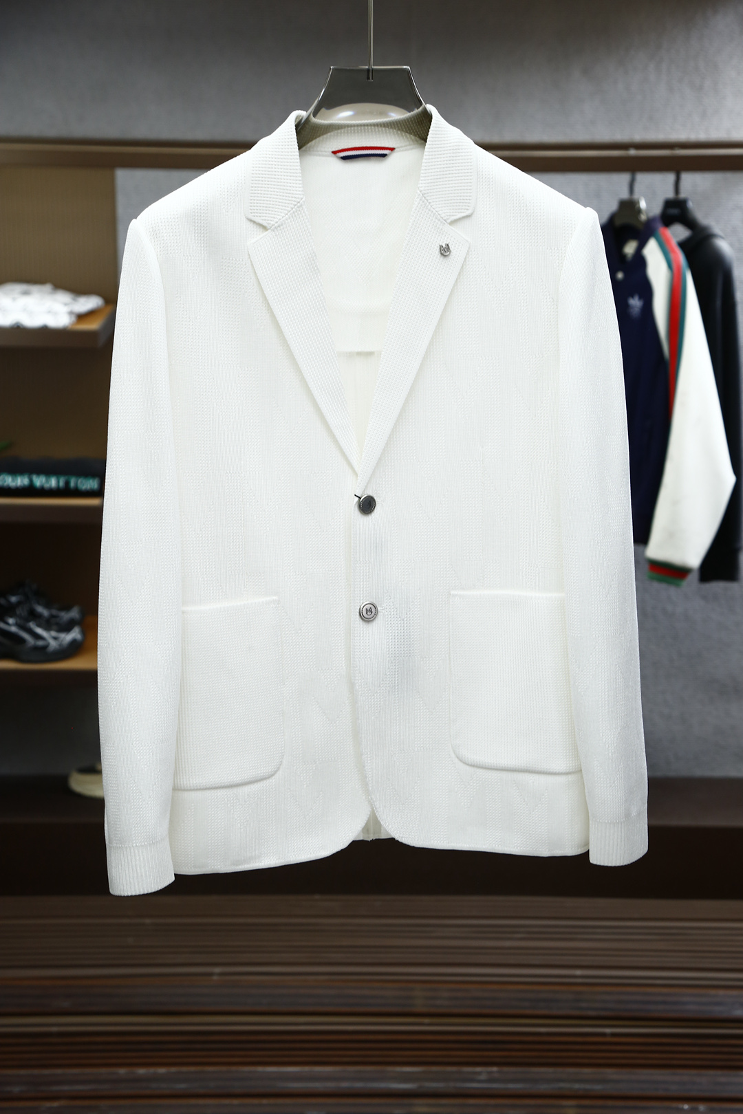 NO:128092,The 2025 early spring new casual suit fabric is made of smooth feel, gorgeous texture, natural pill resistance, full color, and high wrinkle and wear resistance, which can effectively reduce the time of care. The three-dimensional cut top is crisp and stylish, and the top-grade natural yellow horn buckles, pockets, inner logo and other details on the front cuffs all show a luxurious style. The color is classic colors and elegant. This versatile casual suit enhances the style of your wardrobe, adding a touch of exquisite elegance to formal and casual occasions.19860909蒙口-2025早春新品休闲西服 面料方面选用面料,胜在手感爽滑,质感华丽,天然抗起球性,色泽饱满,且抗皱耐磨性也很高,可有效减少打理的时间. 立体裁剪上身挺括有型,前中袖口顶级的天然黄牛角扣,口袋,内标徽等细节都彰显出奢美风格, 颜色选用经典颜色自带优雅气息. 这款百搭休闲西装为您的衣橱提升格调,为正式和休闲场合着装增添一抹精致优雅再适合不过. 码数 M-3XL,,Moncler,business suit,alexander wang,Men's clothing