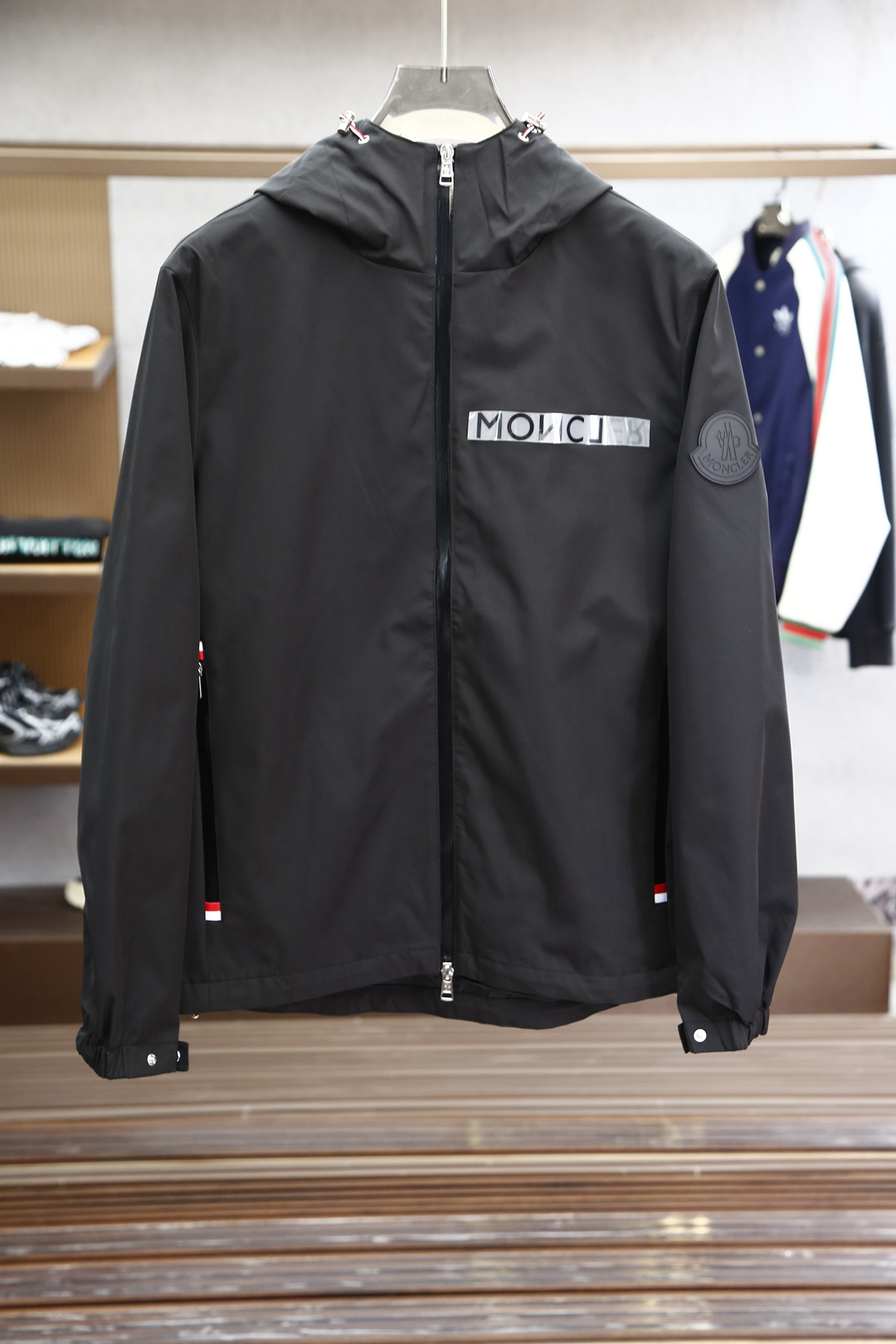 NO:128067,The hooded jacket for the 2025 early spring style, the same counter style as 1.1 mold, the shirt collar is fashionable and casual and business-friendly. The workmanship is really fine. The collision of color and material makes the whole dress more eye-catching, and the eyes are more dirt-resistant. I am too concerned about lazy people. The simple style will fall in love with at first glance. I will buy and cherish it. It will fully show the style, add the finishing touch, perfectly appreciate your luxurious identity symbol, and have a very high sense of knowledge! Original hardware and auxiliary materials, produced by large manufacturers, with fine workmanship! The placket, pocket and cuffs are decorated with silver metal buckles, and the classic logo engraved perfectly presents the sense of detail! Code number M-3XL color black blue, Moncler, jackets & coats,hats,alexander wang19860909蒙口/2025早春款连帽外套,专柜同款1.1开模,衬衣领时尚休闲商务皆可. 做工真的很精细了,颜色和材质的碰撞,让整件衣服更有看头,而目还更耐脏,太为懒人着想了,简约却一眼就会爱上的款,且买且珍惜 尽显格调,平添点睛之笔,完美彰品你的奢华身份象征,辦识度极高！原厂五金辅料,大厂出品,做工精细！ 门襟、口袋及袖口点缀银色金属扣,携刻的经典Logo,更是将细节感完美呈现！ 码数M-3XL 颜色黑色 蓝色,,Moncler,jackets & coats,hats,alexander wang,Men's clothing