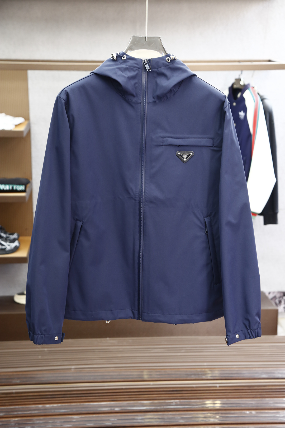 NO:128070,Prada/2025 early spring hooded jacket, the same counter style as 1.1 mold, and the shirt collar is fashionable and casual. The workmanship is really fine. The collision of color and material makes the whole dress more eye-catching, and the eyes are more dirt-resistant. I am too concerned about lazy people. Simple but will fall in love with at first glance. I will buy and cherish it. It shows the style, adds the finishing touch, perfectly appreciate your luxurious identity symbol, and has a very high awareness! Original hardware and auxiliary materials, produced by large manufacturers, with fine workmanship! The placket, pocket and cuffs are decorated with silver metal buckles, and the classic logo engraved perfectly presents the sense of detail! Code number M-3XL color black blue, prada, prada, jackets & coats,hats,alexander wang19860909Prada普拉达/2025早春款连帽外套,专柜同款1.1开模,衬衣领时尚休闲商务皆可. 做工真的很精细了,颜色和材质的碰撞,让整件衣服更有看头,而目还更耐脏,太为懒人着想了,简约却一眼就会爱上的款,且买且珍惜 尽显格调,平添点睛之笔,完美彰品你的奢华身份象征,辦识度极高！原厂五金辅料,大厂出品,做工精细！ 门襟、口袋及袖口点缀银色金属扣,携刻的经典Logo,更是将细节感完美呈现！ 码数M-3XL 颜色黑色 蓝色,,prada,prada,jackets & coats,hats,alexander wang,Men's clothing