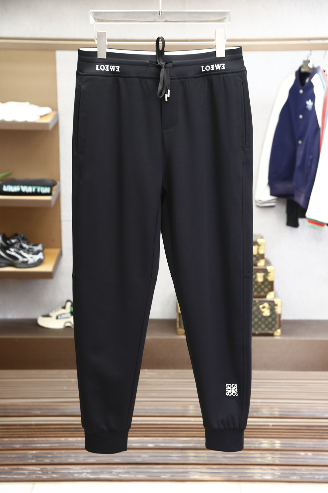 NO:128124,Loewe-2025 spring and summer latest products, special counters are available at the same time, original singles, fashionable casual pants, imported original fabrics, comfortable and breathable, unique design style, top-grade printing craft letter pattern logo, original hardware and auxiliary decoration, extremely high grade, handsome and stylish upper body, 2 colors recommendation, code number M-3XL, loewe, alexander wang19860909Loewe-2025春夏最新品,专柜同步有售,原单狠货,时尚休闲裤,进口原版面料,舒适透气,独特设计风格,顶级印花工艺字母图案logo,原版五金辅料装饰,档次极高,上身帅气有型,2色推荐,码数M-3XL,,loewe,alexander wang,Men's clothing