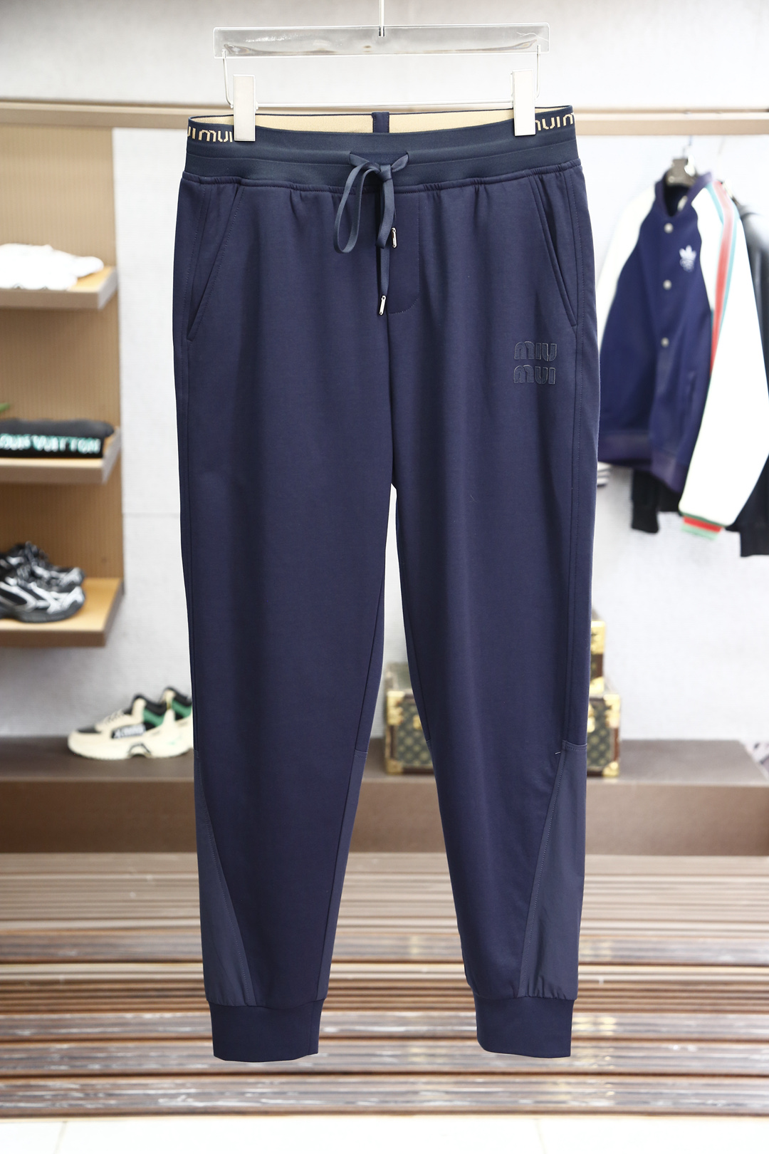 NO:128126,Miumiu-2025 spring and summer latest products, special counters are available at the same time, original singles, fashionable casual pants, imported original fabrics, comfortable and breathable, unique design style, top-grade printing craft letter pattern logo, original hardware and auxiliary decoration, extremely high grade, handsome and stylish upper body, 2 colors recommendation, code number M-3XL,, miumiu, alexander wang19860909Miumiu-2025春夏最新品,专柜同步有售,原单狠货,时尚休闲裤,进口原版面料,舒适透气,独特设计风格,顶级印花工艺字母图案logo,原版五金辅料装饰,档次极高,上身帅气有型,2色推荐,码数M-3XL,,miumiu,alexander wang,Men's clothing