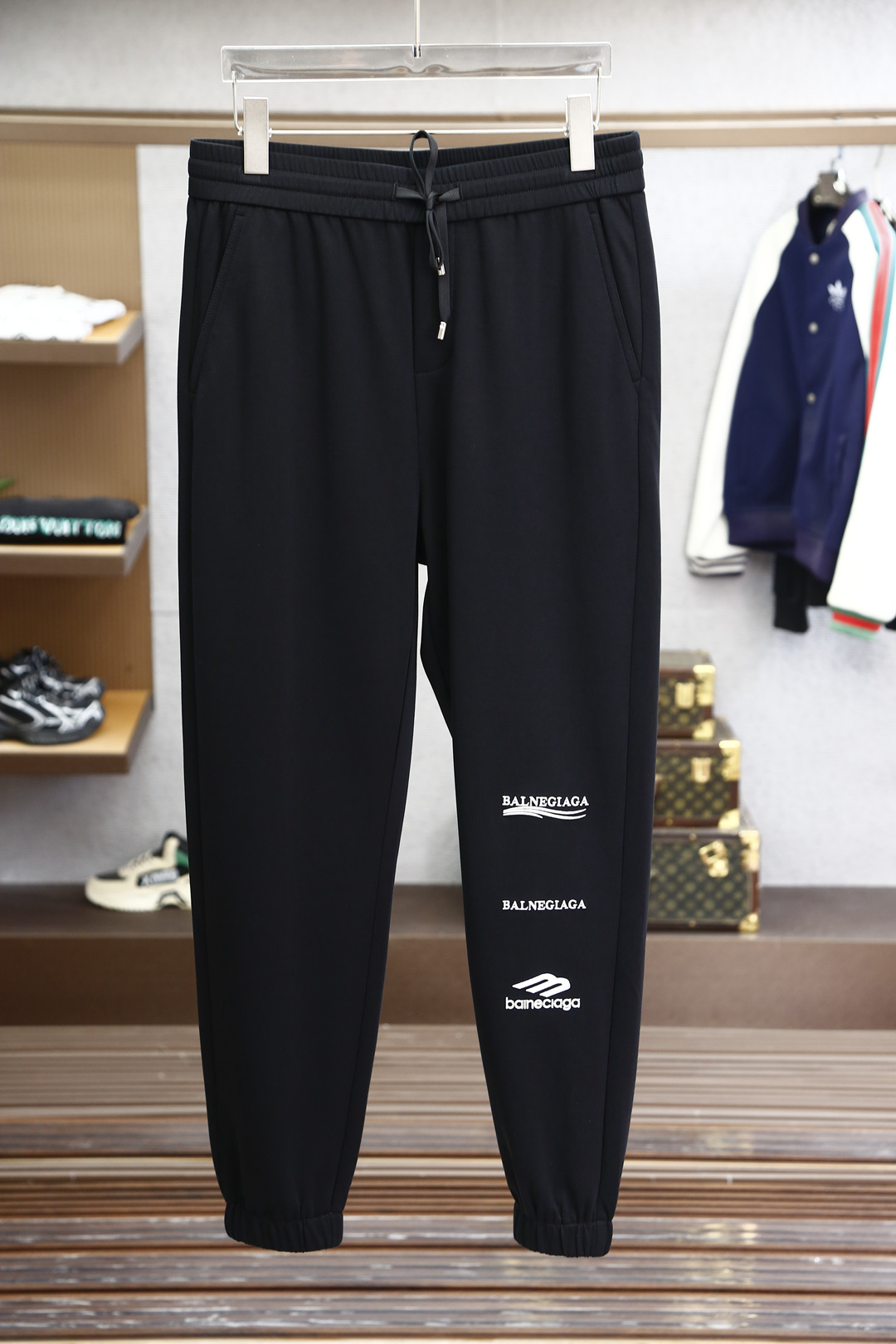 NO:128129,Balenciaga - the latest products in spring and summer 2025, special counters are available at the same time, original singles, fashionable casual pants, imported original fabrics, comfortable and breathable, unique design style, top-grade printing craft letter pattern logo, original hardware and auxiliary materials decoration, extremely high grade, handsome and stylish upper body, 2 colors recommendation, code number M-3XL,,balenciaga,alexander wang19860909巴黎世家-2025春夏最新品,专柜同步有售,原单狠货,时尚休闲裤,进口原版面料,舒适透气,独特设计风格,顶级印花工艺字母图案logo,原版五金辅料装饰,档次极高,上身帅气有型,2色推荐,码数M-3XL,,balenciaga,alexander wang,Men's clothing