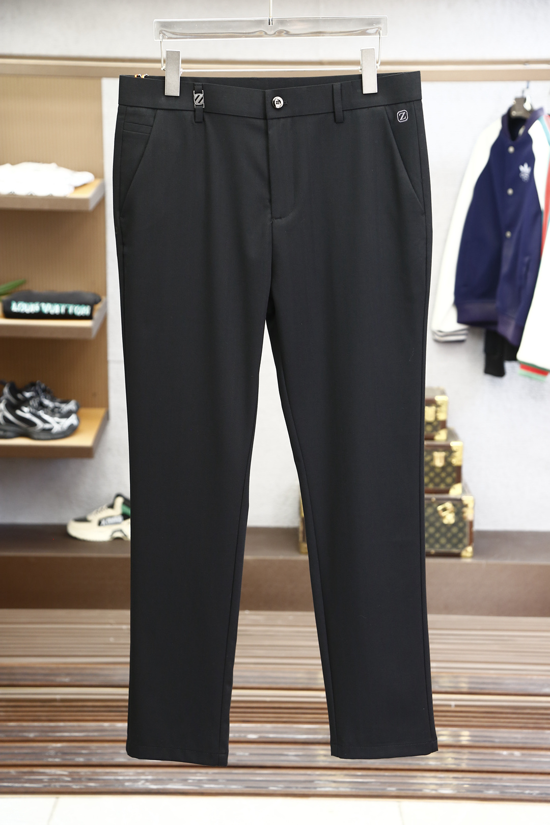 NO:128116,The new products of the 2025 early spring counter are on the market simultaneously. The original customized high-quality fashionable trousers - super versatile. Exclusively customized - imported ultra-fine cotton and spandex. The feel is delicate and soft, close and comfortable, and the upper body is super stylish! The latest hardware and accessories for custom counters. Super beautiful style, long legs on the upper body, impeccable inner and lined, you can attend any occasion, and once again emphasize that the fabric is very, very classy! Number of codes 30-38 pick up the next day, zegna, alexander wang19860909杰尼亚/2025早春专柜新品同步上市.原单订制高品质时尚西裤-超级百搭款.独家定制-进口超细棉加氨纶.手感细腻柔软,贴身舒适,上身超有型！定制专柜最新五金辅料.超靓版型、上身显腿修长,內里,走线都无可挑剔,任何场合都可出席,再次强调面料非常非常显档次！码数30-38隔天取货,,zegna,alexander wang,Men's clothing