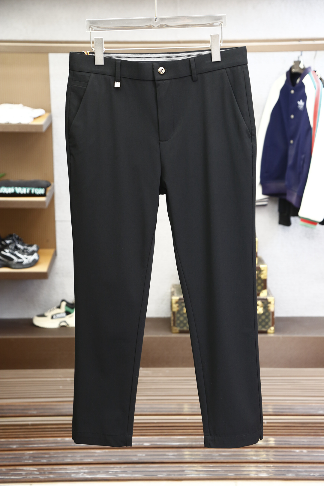 NO:128118,Loewe - Loewe - 2025 early spring counter new products are on the market simultaneously. Original customized high-quality fashionable trousers - super versatile. Exclusively customized - imported ultra-fine cotton and spandex. The feel is delicate and soft, close and comfortable, and the upper body is super stylish! The latest hardware and accessories for custom counters. Super beautiful style, long legs on the upper body, impeccable inner and lined, you can attend any occasion, and once again emphasize that the fabric is very, very classy! Number of codes 30-38 pick up the next day, loewe, loewe, alexander wang19860909罗意威- Loewe-2025早春专柜新品同步上市.原单订制高品质时尚西裤-超级百搭款.独家定制-进口超细棉加氨纶.手感细腻柔软,贴身舒适,上身超有型！定制专柜最新五金辅料.超靓版型、上身显腿修长,內里,走线都无可挑剔,任何场合都可出席,再次强调面料非常非常显档次！码数30-38隔天取货,,loewe,loewe,alexander wang,Men's clothing