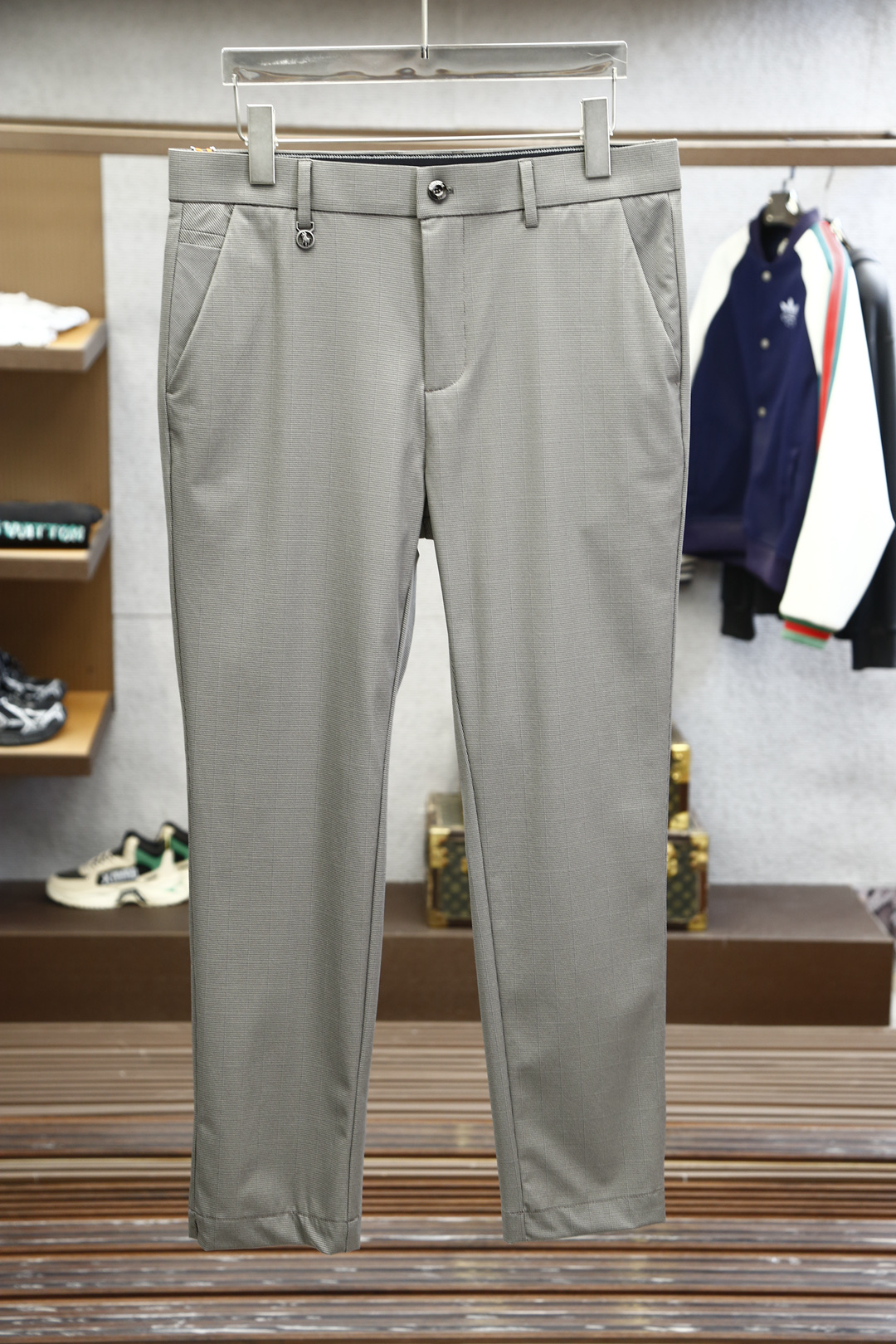 NO:128120,The new products of Polo-2025 early spring counter are on the market simultaneously. The original customized high-quality fashionable trousers - super versatile. Exclusively customized - imported ultra-fine cotton and spandex. The feel is delicate and soft, close and comfortable, and the upper body is super stylish! The latest hardware and accessories for custom counters. Super beautiful style, long legs on the upper body, impeccable inner and lined, you can attend any occasion, and once again emphasize that the fabric is very, very classy! Number of codes 30-38 pick up the next day, alexander wang19860909Polo-2025早春专柜新品同步上市.原单订制高品质时尚西裤-超级百搭款.独家定制-进口超细棉加氨纶.手感细腻柔软,贴身舒适,上身超有型！定制专柜最新五金辅料.超靓版型、上身显腿修长,內里,走线都无可挑剔,任何场合都可出席,再次强调面料非常非常显档次！码数30-38隔天取货,,alexander wang,Men's clothing