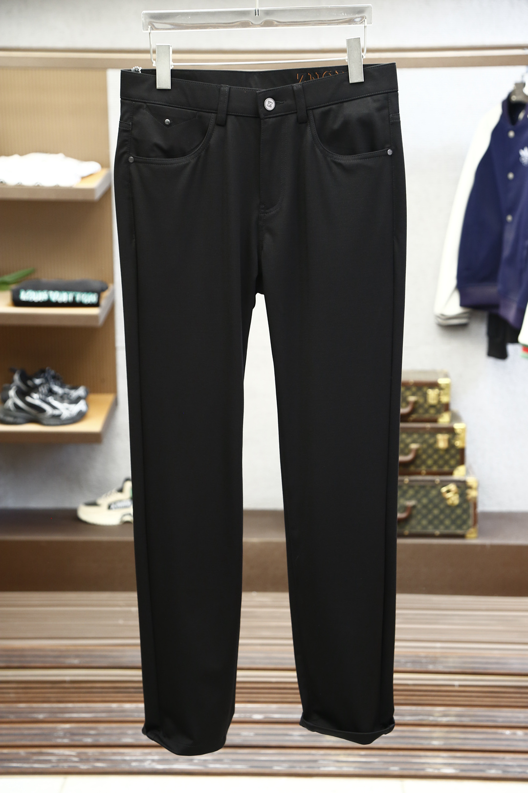 NO:128122,The new products of the 2025 early spring counter are on the market simultaneously. The original customized high-quality fashionable trousers - super versatile. Exclusively customized - imported ultra-fine cotton and spandex. The feel is delicate and soft, close and comfortable, and the upper body is super stylish! The latest hardware and accessories for custom counters. Super beautiful style, long legs on the upper body, impeccable inner and lined, you can attend any occasion, and once again emphasize that the fabric is very, very classy! Number of codes 30-38 pick up the next day, zegna, alexander wang19860909杰尼亚/2025早春专柜新品同步上市.原单订制高品质时尚西裤-超级百搭款.独家定制-进口超细棉加氨纶.手感细腻柔软,贴身舒适,上身超有型！定制专柜最新五金辅料.超靓版型、上身显腿修长,內里,走线都无可挑剔,任何场合都可出席,再次强调面料非常非常显档次！码数30-38隔天取货,,zegna,alexander wang,Men's clothing