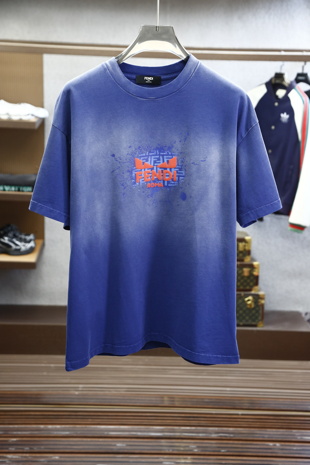 NO:128094,Fendi - High-end Clothing 2025 New Year Base Order Series!  Mature men, light-client men, favorite styles, the most classic, clean color commuting, versatile and handsome round neck short-sleeved base shirt, the usual good style, imported original wash-water European cotton. The fabric is soft, elastic and delicate. Basic base shirts are indispensable in men's wardrobe. They can be matched with various clothing anytime and anywhere to meet your daily life needs. The fabrics and factories we choose are all used by first-tier brands. The clothes are very simple, and the LOGO on the chest is a very low-key design. Dear, buy it quickly!  Size M-XX L (model 173120 jin M), fendi, fendi, T-shirt, alexander wang19860909Fendi芬迪-高级成衣 2025新年打底订单系列！熟男 轻熟男 最爱款式 最经典净色通勤百搭帅气的圆领短袖打底衫 一贯的好版型 进口原版洗水欧棉.面料柔软 弹性细腻 男人的衣柜都少不了基础打底衫 随时随地都可以拿来搭配各种服饰 满足您日常生活需求 .我们所选择的面料及工厂都是一线品牌所使用的 ,衣服设计非常的简洁 ,胸前LOGO标织 很是低调的设计 亲们赶紧入手！尺码M-XX L（模特173120斤M）,,fendi,fendi,T-shirt,alexander wang,Men's clothing