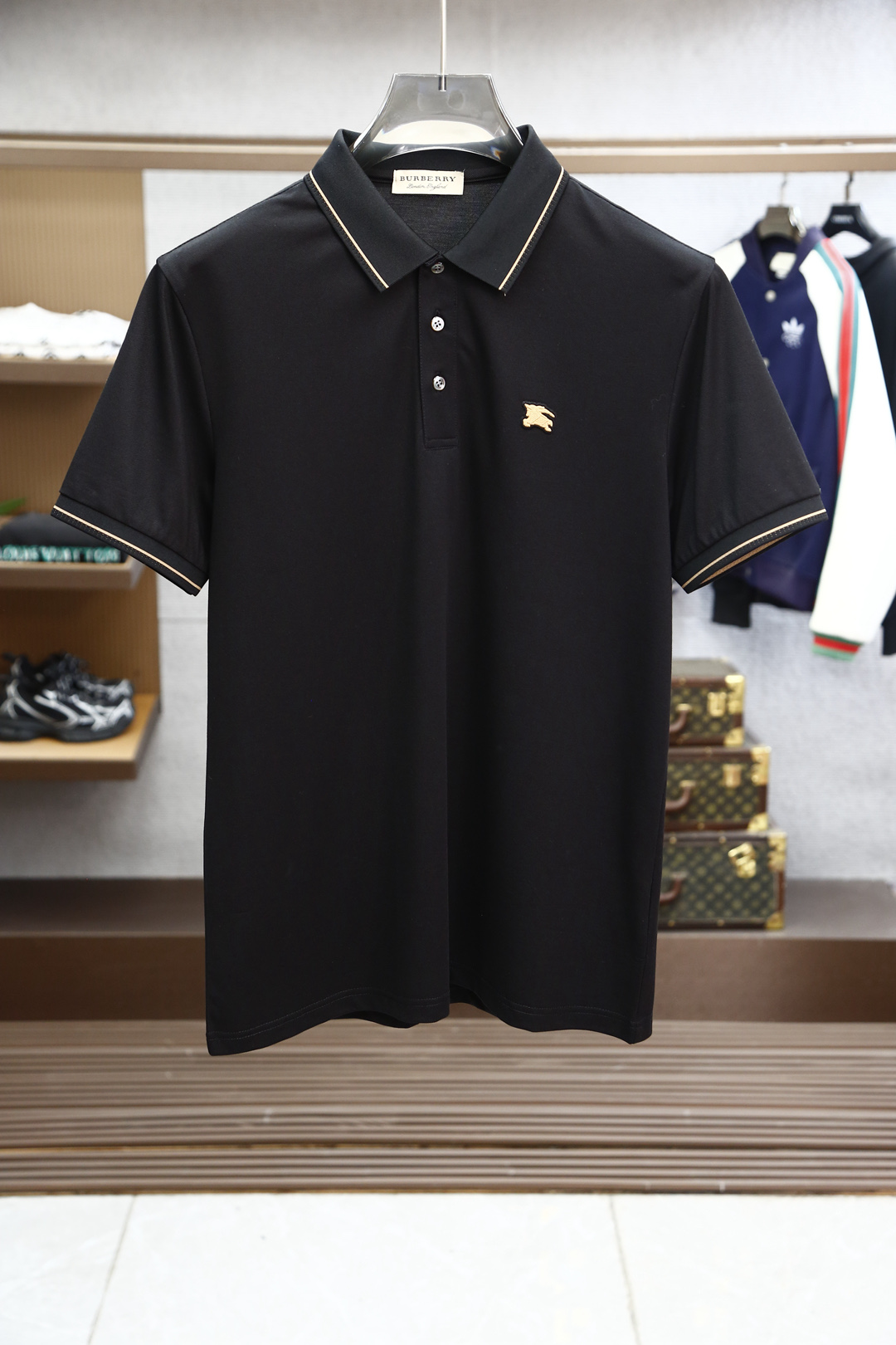 NO:128103,Burberry - BBR - Big Recommendation!  2025 Early Spring. New products for sale in counters. Fashionable high-end men's clothing Polo - chest logo is fashionable / imported with extremely high density mercerized beads, extremely skin-friendly and comfortable. It feels very delicate to touch, has a good texture, is soft and breathable. It is a very good overall style. It is completely fine to wear it alone. If you like it, you can stock up in advance!  Hurry up and grab it. Size (on M/3XL) pick up the next day., burberry, alexander wang19860909巴宝莉- BBR-重磅推荐！2025早春.新品 专柜在售 时尚高端男装Polo-胸前Logo个性时尚/进口顶极高密度丝光珠地,极为亲肤舒适 摸上去非常的细腻,质感很好,舒软透气,整体非常不错的一款,内搭单穿都完全没问题,喜欢的亲也可以提早囤货！赶紧下手抢吧.尺码（于M/3XL）隔天取货.,,burberry,alexander wang,Men's clothing