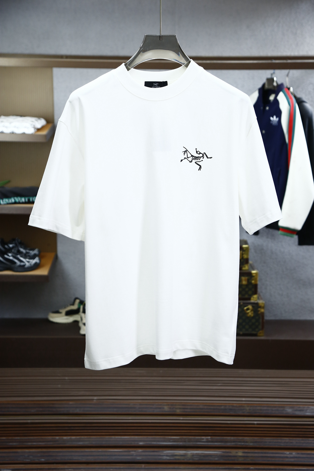 NO:128097,Archaeoptera Bird - 12025 New Year's New Style First batch of short-sleeved short-sleeved, imported Ma cotton T-shirts Official website 1.1 top-level manufacturing. Praise the Year of the Snake in China Rib Knitted Necklace The fabric is comfortable, soft and stylish, not easy to deform and absorb sweat, color black and white Size M- XXL loose style likes slim fit and small size, arc'teryx, T-shirt,tees, t-shirt,alexander wang19860909始祖鸟- 12025新年新款第一批短袖,进口匹马棉质T恤 官网1.1顶级制造.礼赞中国蛇年 罗纹针织领口 面料舒适柔软有型,不易变形吸汗, 颜色黑色白色 码数M- XXL宽松版型喜欢修身拿小一号,arc'teryx,T-shirt,tees，t-shirt,alexander wang,Men's clothing