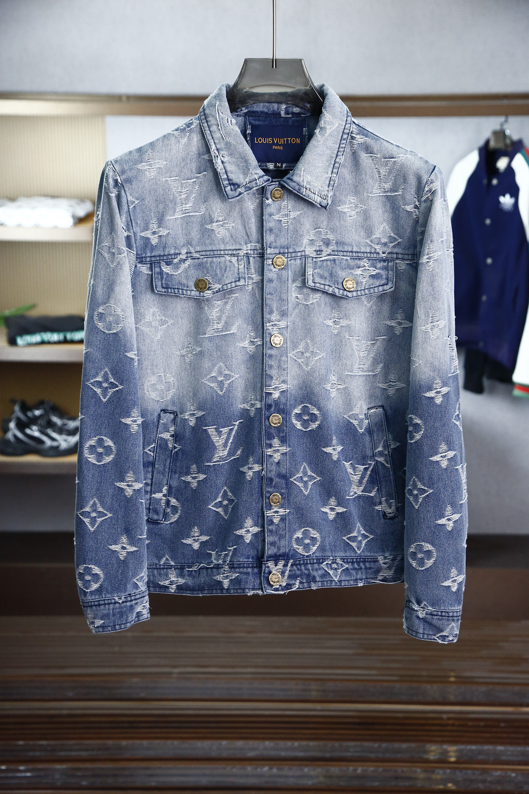 NO:128093,LV_Denim Work Jacket Encounter The LV Arabesque pattern of the autumn and winter show injects romantic western style into Monogram elements. The pockets and hem are embroidered with contrasting yarns. The LV logo hangs on the chest and back, and one of the finishing touch pockets of LV Saddle embossed patches. It can create an elegant look with the same trousers. Number 46-52,,louis vuitton,jackets & coats,alexander wang19860909LV_牛仔工装夹克邂逅 秋冬秀场的 LV Arabesque 图案,为 Monogram 元素注入浪漫的西部风情.口袋和下摆以撞色纱线刺绣工致花纹,LV 标识栖身胸前与背部,更有 LV Saddle 压纹贴饰点睛口袋之一.可与同款长裤共筑雅致造型. 码数46-52,,louis vuitton,jackets & coats,alexander wang,Men's clothing
