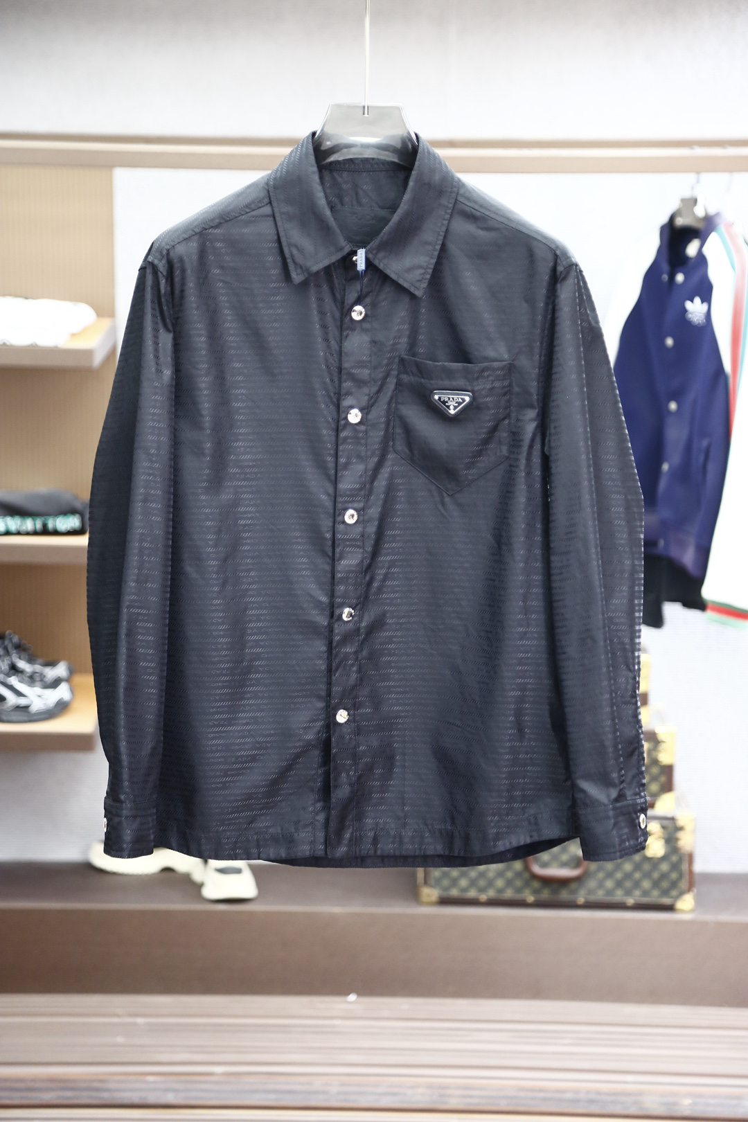 NO:128076,Prada 2025 Spring and Summer Series New Classic Series Works, Special Waterproof Materials and Breathable Coating, Windproof and Hydrophobic While Maintaining a Breathable Feeling, Lightweight and Lightweight, Meet the Need for Urban Commuting and Travel. Minimalist Design, Classic Masterpiece of Prada Triangle Mark on the Chest. Color Black Size M-XX XL,,prada,prada,alexander Wang19860909Prada 普拉达 2025春夏系列新款 经典系列作品,特殊防水材质加透气涂层,防风疏水的同时保持透气体感,轻薄克重轻便携带,满足城市通勤出行的需求.极简设计,胸前普拉达三角标经典力作. 颜色黑色 尺码M-XX XL,,prada,prada,alexander wang,Men's clothing