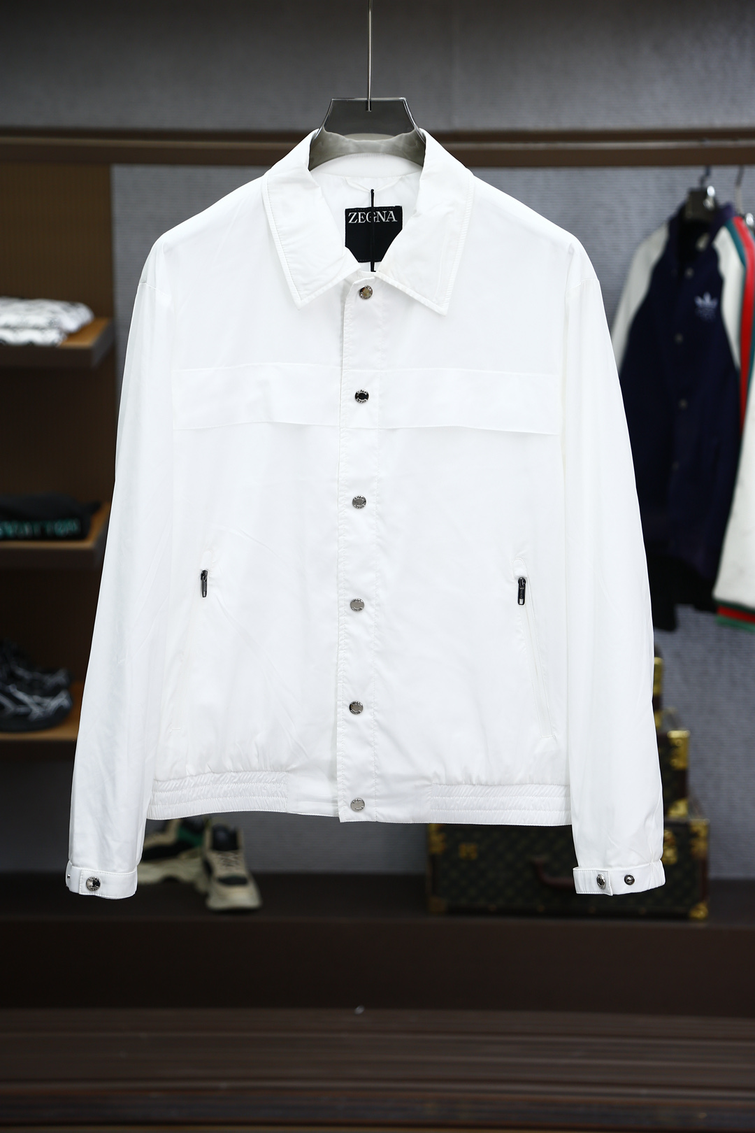 NO:128079,Zenia 2025 Spring and Summer Series New Classic Series Works, Special Waterproof Materials and Breathable Coating, Windproof and Hydrophobic While Maintaining a Breathable Feeling, Lightweight and Lightweight Portable, Meet the Need for Urban Commuting and Travel. Minimalist Design, Classic Masterpiece of Prada Triangle Mark on the Chest. Color White Size M-XX XL,,prada,zegna,alexander Wang19860909杰尼亚 2025春夏系列新款 经典系列作品,特殊防水材质加透气涂层,防风疏水的同时保持透气体感,轻薄克重轻便携带,满足城市通勤出行的需求.极简设计,胸前普拉达三角标经典力作. 颜色白色 尺码M-XX XL,,prada,zegna,alexander wang,Men's clothing