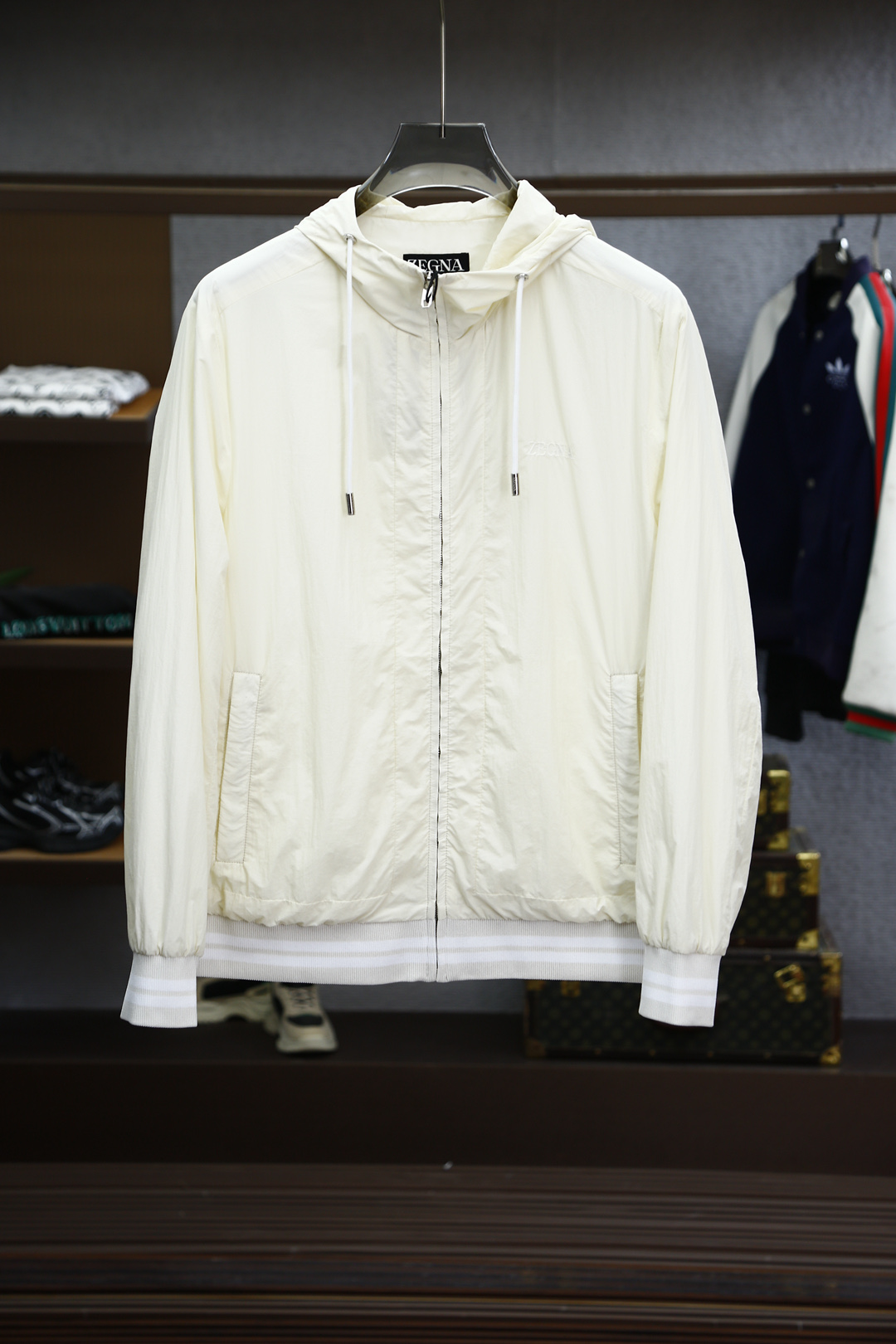 NO:128091,Zenia 2025 Spring and Summer Series New Classic Series Works, Special Waterproof Materials and Breathable Coating, Windproof and Hydrophobic While Maintaining a Breathable Feeling, Lightweight and Lightweight Portable, Meet the Neckline Commuting and Traveling Requirements. Minimalist Design, Inner Pressure Pocket Combined with Monclay Scissors Icon, Classic Masterpiece. Color Black Size M-XX XL,,zegna,alexander Wang19860909杰尼亚 2025春夏系列新款 经典系列作品,特殊防水材质加透气涂层,防风疏水的同时保持透气体感,轻薄克重轻便携带,满足城市通勤出行的需求.极简设计,内里压胶口袋结合蒙克莱剪刀图标,经典力作. 颜色黑色 尺码M-XX XL,,zegna,alexander wang,Men's clothing