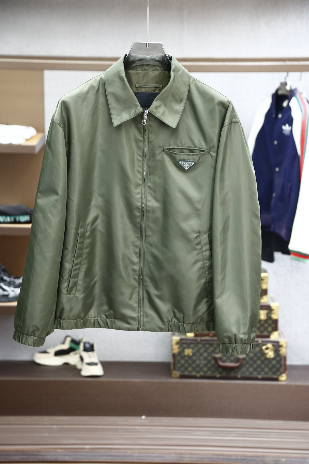 NO:128082,Prada 2025 Spring and Summer Series New Classic Series, Special Waterproof Material with Breathable Coating, Windproof and Hydrophobic, Keeping Breathable and Breathable, Lightweight and Lightweight, Meet the Need for Urban Commuting and Travel. Minimalist Design, Classic Masterpiece of Prada Triangle Mark on the Chest. Color Green, Size M-XX XL,,prada,prada,alexander wang19860909Prada 普拉达 2025春夏系列新款 经典系列作品,特殊防水材质加透气涂层,防风疏水的同时保持透气体感,轻薄克重轻便携带,满足城市通勤出行的需求.极简设计,胸前普拉达三角标经典力作. 颜色绿色, 尺码M-XX XL,,prada,prada,alexander wang,Men's clothing