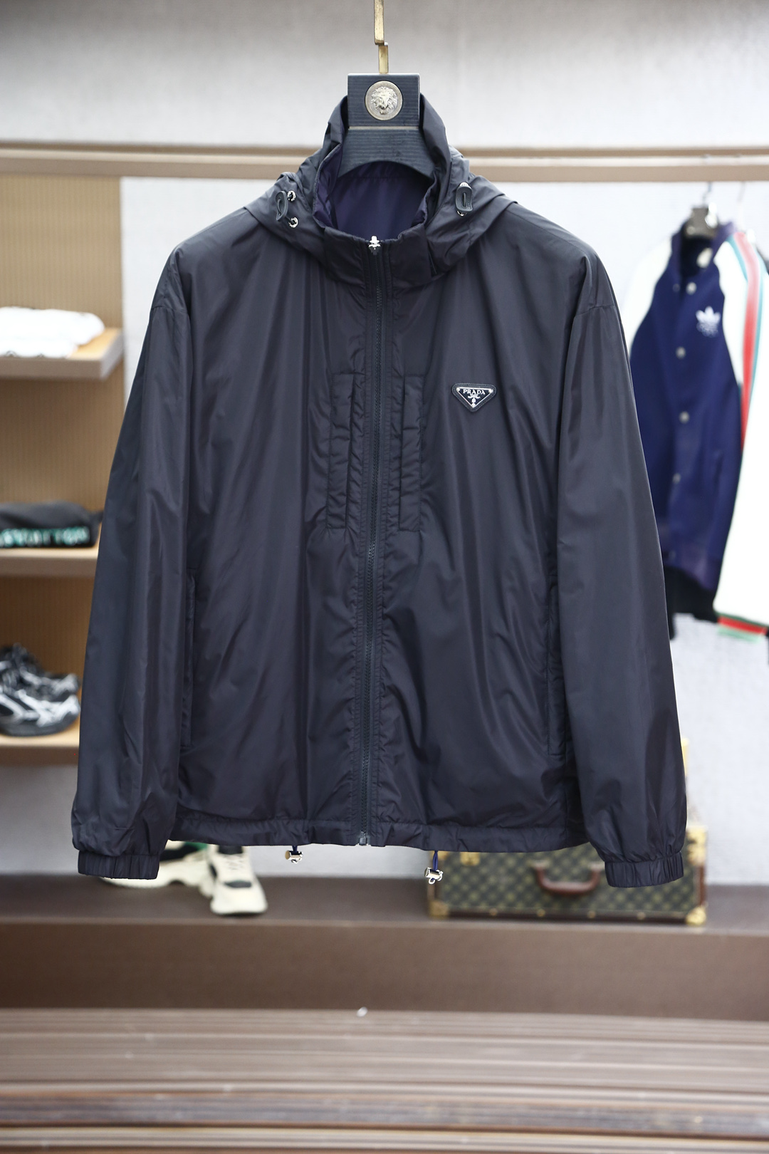 NO:128085,Prada 2025 Spring and Summer Series new double-sided wearable, classic series, special waterproof material with breathable coating, windproof and hydrophobic while maintaining breathable feeling, thin and lightweight, light and portable, meeting the needs of urban commuting and travel. Minimalist design, classic masterpiece of Prada triangle on the chest. Color black Size M-XX XL,,prada,prada,alexander wang19860909Prada 普拉达 2025春夏系列新款双面可穿, 经典系列作品,特殊防水材质加透气涂层,防风疏水的同时保持透气体感,轻薄克重轻便携带,满足城市通勤出行的需求.极简设计,胸前普拉达三角标经典力作. 颜色黑色 尺码M-XX XL,,prada,prada,alexander wang,Men's clothing