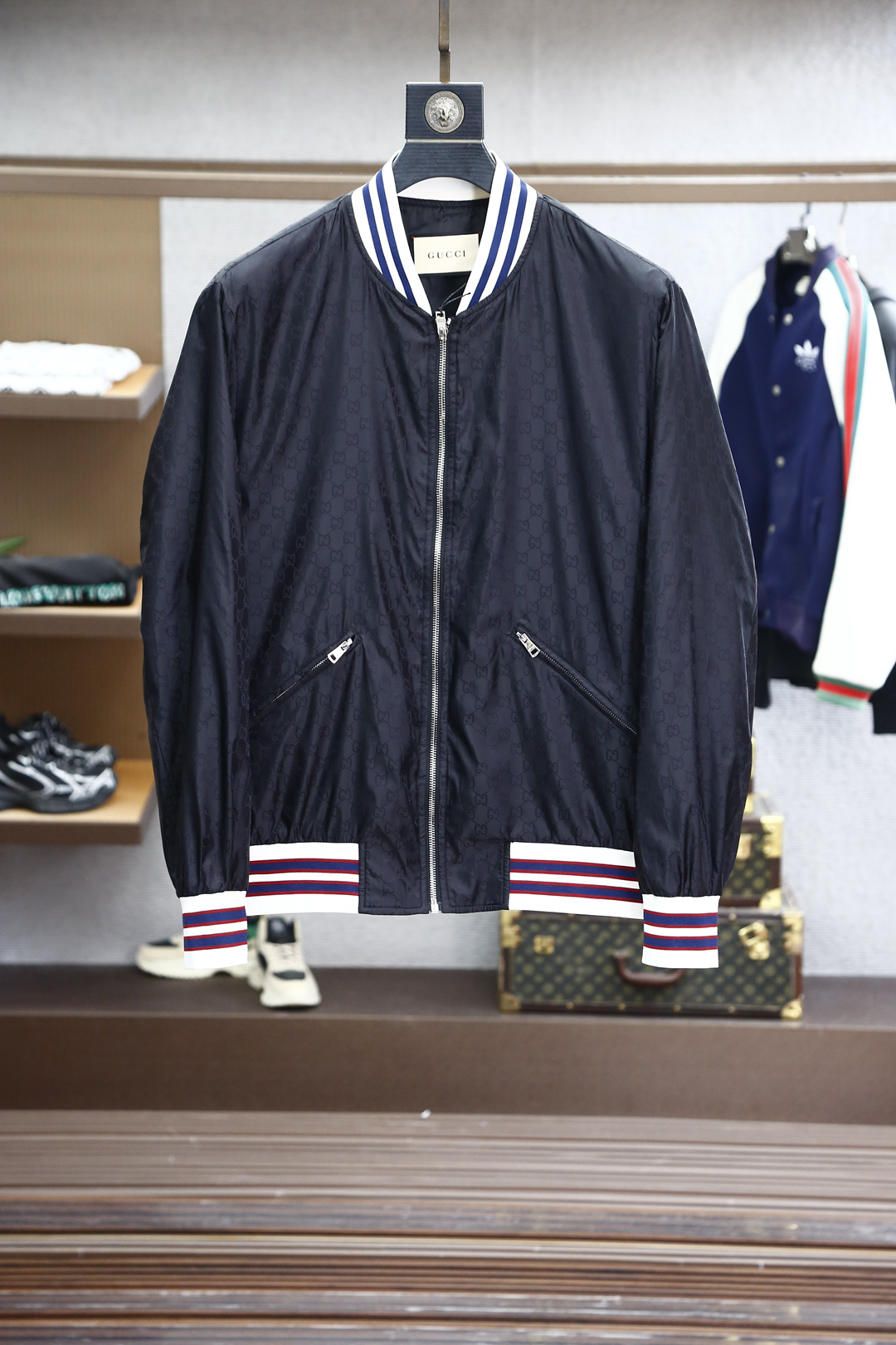 NO:128088,Gucci / 2025 Spring and Summer Series New Classic Series, Baseball Collar, Double G Jacquard Fabric with Special Waterproof Material and Breathable Coating, Windproof and Hydrophobic While maintaining breathable feeling, Lightweight and Lightweight Carrying, Meet the needs of urban commuting and traveling. A classic masterpiece with minimalist design. Color Black Size M-XX XL,,gucci,alexander wang19860909Gucci古奇/ 2025春夏系列新款 经典系列作品,棒球领,双G提花面料加特殊防水材质加透气涂层,防风疏水的同时保持透气体感,轻薄克重轻便携带,满足城市通勤出行的需求.极简设计经典力作. 颜色黑色 尺码M-XX XL,,gucci,alexander wang,Men's clothing