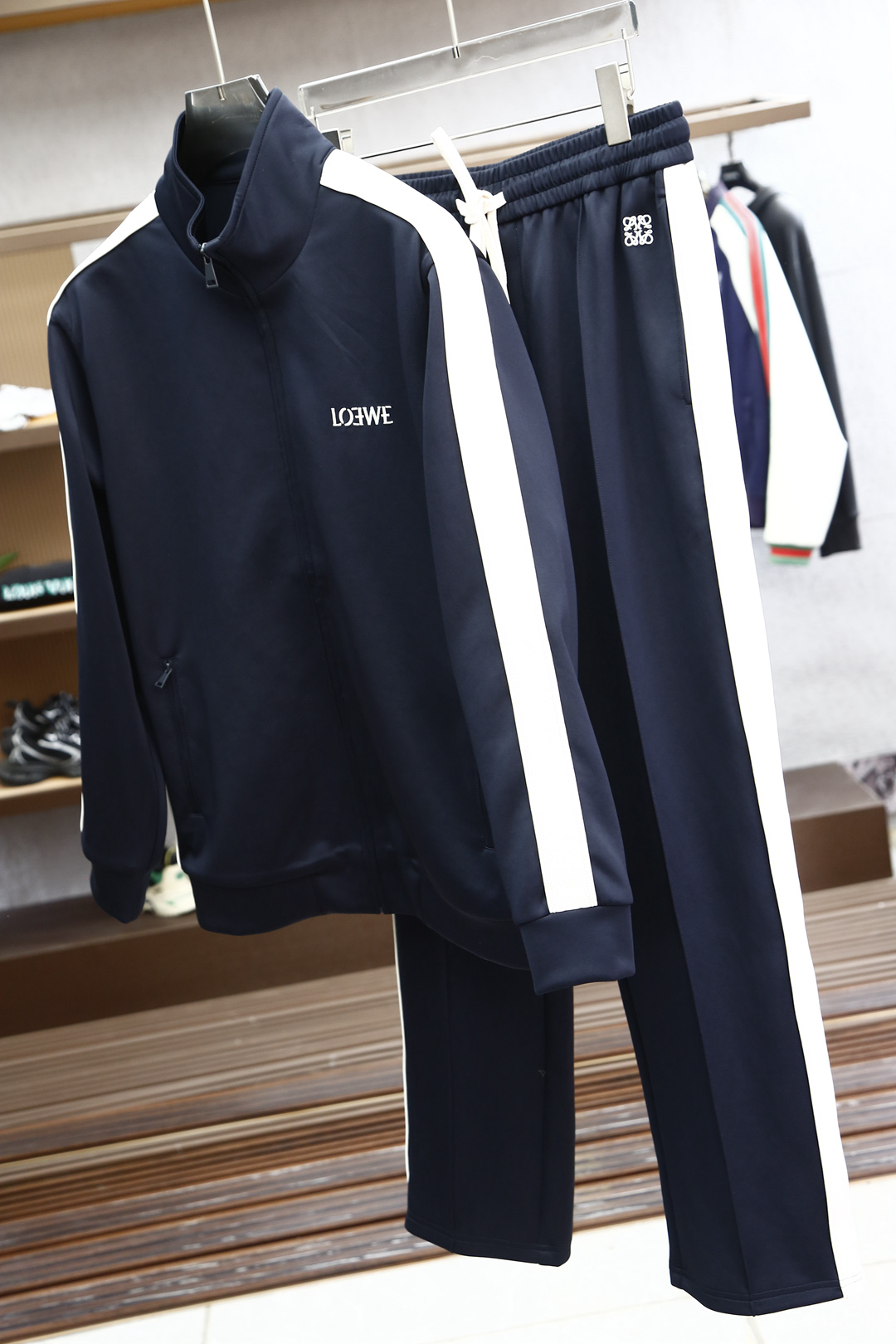 NO:128115,A set of high-end suits is not removed. Luo Yiwei/set. The same new casual suit for the counter!  Celebrities’ favorite fashion-flavored casual suits, simple and generous, embroidered webbing design, craft design!  Clean and neat tailoring, full of urban style, available for exclusive top custom fabrics, soft and dry feel, and the upper body effect is crisp and stylish. Three-dimensional cutting technology!  The styles are all high-standard and appropriately silhouette versions!  It’s not tight, just feel good when you wear it. With so many top-quality raw materials, you can create high-end products with unparalleled value. The first choice for high-end fashion fashion people with a complete range of three standards, and the upper body effect is super good!  Code number M-3XL, loewe, alexander wang19860909高端套装一套不拆 罗意威/套装 专柜同款新品休闲套装！明星最爱时装味休闲套装 简单大方 刺绣织带设计 工艺设计！干净利落剪裁 都市风十足 可供独家顶级定制面料,手感软糯干爽,上身效果挺括有型.立体裁剪工艺！版型上都是高标准,恰当好处的廓型版！又恰恰不紧绷,,穿上心情就好,如此众多的顶级原料,打造出价值感无与伦比的高端产品,三标齐全高端潮流时尚人士首选,上身效果超级好看！码数M-3XL,,loewe,alexander wang,Men's clothing