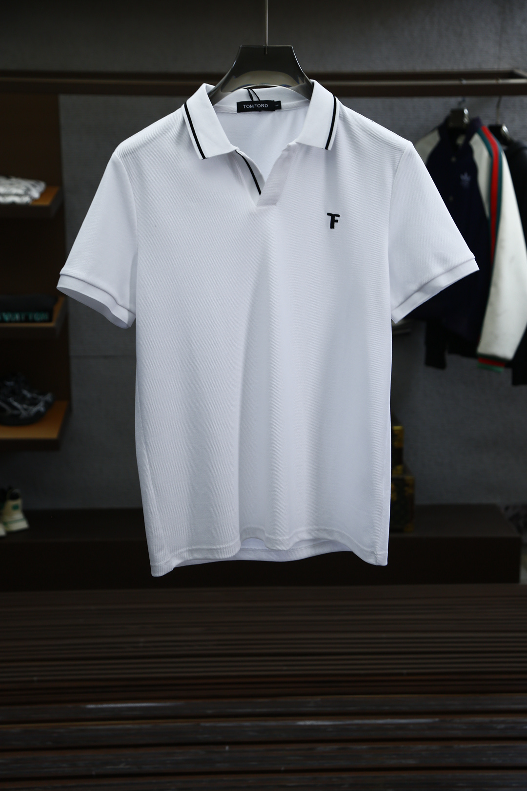 NO:431008,Thom For 2025ss summer new product, classic logo embroidered bead ground mesh business casual short-sleeved POLO shirt on men’s chest!  The Hong Kong foreign company channel goods, heavy and high-end products, perfectly follow the essence and genes of Pujia. The embroidered logo on the chest body shows a very distinctive and fashionable proposition, and strongly posits the brand identity. Customers provide high-quality imported garments, custom-woven beaded floor fabrics, Italian old-fashioned workshop ready-to-wear process, extremely luxurious and special materials, all with superior fabric attributes, merceration process, extremely high gloss, delicate and natural mesh structure, perfect combination of comfort and breathability, the touch experience is self-evident, luxurious and ultimate enjoyment!  The custom-made natural mother-skin buckle closure is also very detailed as the guide of men's clothing brands!  It is definitely not a heavy-weight Polo shirt that can be compared with the market currency, and it is the choice for high-end men's taste!  Color black, blue, white Size M-3XL M shoulder width 43 bust 96 Clothes length 67 sleeves 22 L shoulder width 45 bust 100 Clothes length 68 sleeves 23 XL shoulder width 47 bust 104 Clothes length 69 sleeves 24 XXL shoulder width 49 bust 108 Clothes length 70 sleeves 25 3XL shoulder width 51 bust 112 Clothes length 71 sleeves 26, prada, T-shirt, alexander wang19860909Thom For 2025ss夏季新品,男士胸前经典徽标刺绣珠地网眼商务休闲短袖POLO衫！香港洋行渠道货,重磅高端级臻品,完美沿袭了普家的精髓与基因,胸前衣身同色刺绣徽标,展现出极具鲜明态度的时髦主张,且有力标榜了品牌身份,客供高级进口成衣定织珠地面料,意大利老牌工坊成衣工序定织定染,极为奢华特殊的材质,面料属性皆为上乘,丝光工艺处理,面料光泽度极高,网眼结构细腻自然,舒适性与透气性完美兼备,触感体验不言而喻,奢华极致享受！门襟定制天然母贝扣闭合,作为男装品牌的引导者,细节把控也是非常到位！绝非市场通货可以媲美的重磅精品Polo衫,高端男士的品味之选！颜色黑色,蓝色,白色 尺码M-3XL  M肩宽43胸围96 衣长67袖长22 L肩宽45胸围100衣长68袖长23  XL肩宽47胸围104衣长69袖长24 XXL肩宽49胸围108衣长70袖长25 3XL肩宽51胸围112衣长71袖长26,,prada,T-shirt,alexander wang,Men's clothing
