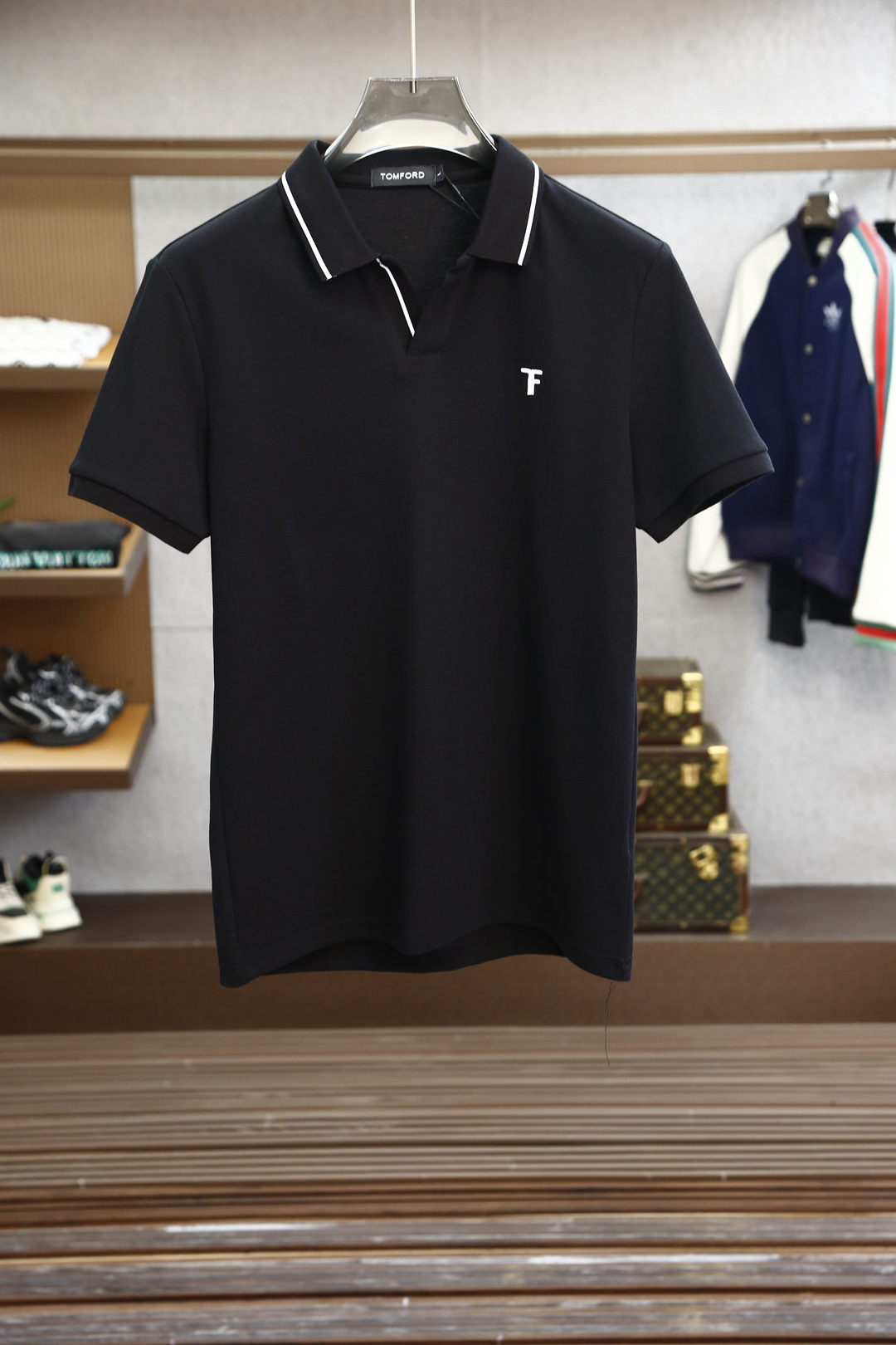 NO:437981,Thom For 2025ss summer new product, classic logo embroidered bead ground mesh business casual short-sleeved POLO shirt on men’s chest!  The Hong Kong foreign company channel goods, heavy and high-end products, perfectly follow the essence and genes of Pujia. The embroidered logo on the chest body shows a very distinctive and fashionable proposition, and strongly posits the brand identity. Customers provide high-quality imported garments, custom-woven beaded floor fabrics, Italian old-fashioned workshop ready-to-wear process, extremely luxurious and special materials, all with superior fabric attributes, merceration process, extremely high gloss, delicate and natural mesh structure, perfect combination of comfort and breathability, the touch experience is self-evident, luxurious and ultimate enjoyment!  The custom-made natural mother-skin buckle closure is also very detailed as the guide of men's clothing brands!  It is definitely not a heavy-weight Polo shirt that can be compared with the market currency, and it is the choice for high-end men's taste!  Color black, blue, white Size M-3XL M shoulder width 43 bust 96 Clothes length 67 sleeves 22 L shoulder width 45 bust 100 Clothes length 68 sleeves 23 XL shoulder width 47 bust 104 Clothes length 69 sleeves 24 XXL shoulder width 49 bust 108 Clothes length 70 sleeves 25 3XL shoulder width 51 bust 112 Clothes length 71 sleeves 26, prada, T-shirt, alexander wang19860909Thom For 2025ss夏季新品,男士胸前经典徽标刺绣珠地网眼商务休闲短袖POLO衫！香港洋行渠道货,重磅高端级臻品,完美沿袭了普家的精髓与基因,胸前衣身同色刺绣徽标,展现出极具鲜明态度的时髦主张,且有力标榜了品牌身份,客供高级进口成衣定织珠地面料,意大利老牌工坊成衣工序定织定染,极为奢华特殊的材质,面料属性皆为上乘,丝光工艺处理,面料光泽度极高,网眼结构细腻自然,舒适性与透气性完美兼备,触感体验不言而喻,奢华极致享受！门襟定制天然母贝扣闭合,作为男装品牌的引导者,细节把控也是非常到位！绝非市场通货可以媲美的重磅精品Polo衫,高端男士的品味之选！颜色黑色,蓝色,白色 尺码M-3XL  M肩宽43胸围96 衣长67袖长22 L肩宽45胸围100衣长68袖长23  XL肩宽47胸围104衣长69袖长24 XXL肩宽49胸围108衣长70袖长25 3XL肩宽51胸围112衣长71袖长26,,prada,T-shirt,alexander wang,Men's clothing