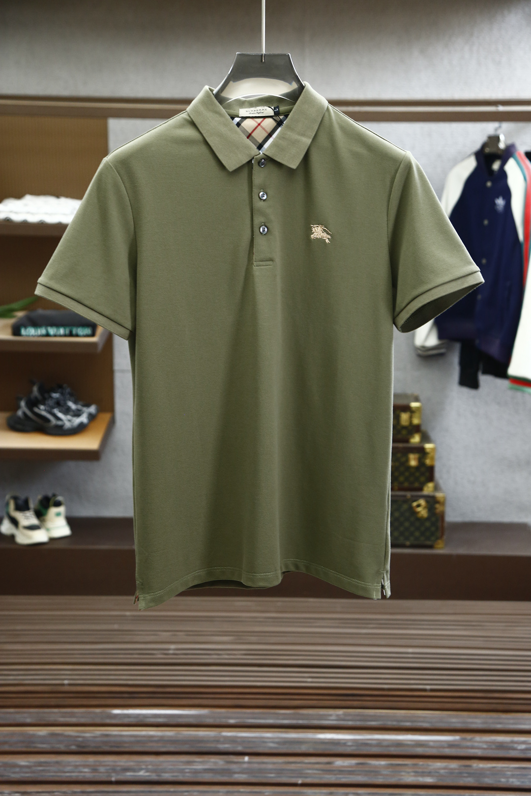 NO:431042,BBR Burberry-2025ss summer new product, classic logo embroidered bead ground mesh business casual short-sleeved POLO shirt on men’s chest!  The Hong Kong foreign company channel goods, heavy and high-end products, perfectly follow the essence and genes of Pujia. The embroidered logo on the chest body shows a very distinctive and fashionable proposition, and strongly posits the brand identity. Customers provide high-quality imported garments, custom-woven beaded floor fabrics, Italian old-fashioned workshop ready-to-wear process, extremely luxurious and special materials, all with superior fabric attributes, merceration process, extremely high gloss, delicate and natural mesh structure, perfect combination of comfort and breathability, the touch experience is self-evident, luxurious and ultimate enjoyment!  The custom-made natural mother-skin buckle closure is also very detailed as the guide of men's clothing brands!  It is definitely not a heavy-weight Polo shirt that can be compared with the market currency, and it is the choice for high-end men's taste!  Color black, blue, white Size M-3XL M shoulder width 43 bust 96 Clothes length 67 sleeves 22 L shoulder width 45 bust 100 Clothes length 68 sleeves 23 XL shoulder width 47 bust 104 Clothes length 69 sleeves 24 XXL shoulder width 49 bust 108 Clothes length 70 sleeves 25 3XL shoulder width 51 bust 112 Clothes length 71 sleeves 26, burberry, prada, T-shirt, alexander wang19860909BBR巴宝莉-2025ss夏季新品,男士胸前经典徽标刺绣珠地网眼商务休闲短袖POLO衫！香港洋行渠道货,重磅高端级臻品,完美沿袭了普家的精髓与基因,胸前衣身同色刺绣徽标,展现出极具鲜明态度的时髦主张,且有力标榜了品牌身份,客供高级进口成衣定织珠地面料,意大利老牌工坊成衣工序定织定染,极为奢华特殊的材质,面料属性皆为上乘,丝光工艺处理,面料光泽度极高,网眼结构细腻自然,舒适性与透气性完美兼备,触感体验不言而喻,奢华极致享受！门襟定制天然母贝扣闭合,作为男装品牌的引导者,细节把控也是非常到位！绝非市场通货可以媲美的重磅精品Polo衫,高端男士的品味之选！颜色黑色,蓝色,白色 尺码M-3XL  M肩宽43胸围96 衣长67袖长22 L肩宽45胸围100衣长68袖长23  XL肩宽47胸围104衣长69袖长24 XXL肩宽49胸围108衣长70袖长25 3XL肩宽51胸围112衣长71袖长26,,burberry,prada,T-shirt,alexander wang,Men's clothing