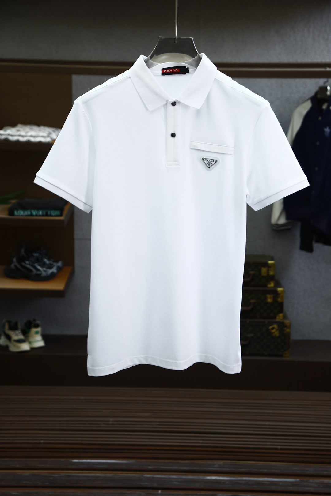 NO:431021,Prada-2025ss summer new product, classic logo embroidered bead ground mesh business casual short-sleeved POLO shirt on men’s chest!  The Hong Kong foreign company channel goods, heavy and high-end products, perfectly follow the essence and genes of Pujia. The embroidered logo on the chest body shows a very distinctive and fashionable proposition, and strongly posits the brand identity. Customers provide high-quality imported garments, custom-woven beaded floor fabrics, Italian old-fashioned workshop ready-to-wear process, extremely luxurious and special materials, all with superior fabric attributes, merceration process, extremely high gloss, delicate and natural mesh structure, perfect combination of comfort and breathability, the touch experience is self-evident, luxurious and ultimate enjoyment!  The custom-made natural mother-skin buckle closure is also very detailed as the guide of men's clothing brands!  It is definitely not a heavy-weight Polo shirt that can be compared with the market currency, and it is the choice for high-end men's taste!  Color black, blue, white Size M-3XL M shoulder width 43 bust 96 Clothes length 67 sleeves 22 L shoulder width 45 bust 100 Clothes length 68 sleeves 23 XL shoulder width 47 bust 104 Clothes length 69 sleeves 24 XXL shoulder width 49 bust 108 Clothes length 70 sleeves 25 3XL shoulder width 51 bust 112 Clothes length 71 sleeves 26, prada, prada, prada, T-shirt, alexander wang19860909Prada普拉达-2025ss夏季新品,男士胸前经典徽标刺绣珠地网眼商务休闲短袖POLO衫！香港洋行渠道货,重磅高端级臻品,完美沿袭了普家的精髓与基因,胸前衣身同色刺绣徽标,展现出极具鲜明态度的时髦主张,且有力标榜了品牌身份,客供高级进口成衣定织珠地面料,意大利老牌工坊成衣工序定织定染,极为奢华特殊的材质,面料属性皆为上乘,丝光工艺处理,面料光泽度极高,网眼结构细腻自然,舒适性与透气性完美兼备,触感体验不言而喻,奢华极致享受！门襟定制天然母贝扣闭合,作为男装品牌的引导者,细节把控也是非常到位！绝非市场通货可以媲美的重磅精品Polo衫,高端男士的品味之选！颜色黑色,蓝色,白色 尺码M-3XL  M肩宽43胸围96 衣长67袖长22 L肩宽45胸围100衣长68袖长23  XL肩宽47胸围104衣长69袖长24 XXL肩宽49胸围108衣长70袖长25 3XL肩宽51胸围112衣长71袖长26,,prada,prada,prada,T-shirt,alexander wang,Men's clothing