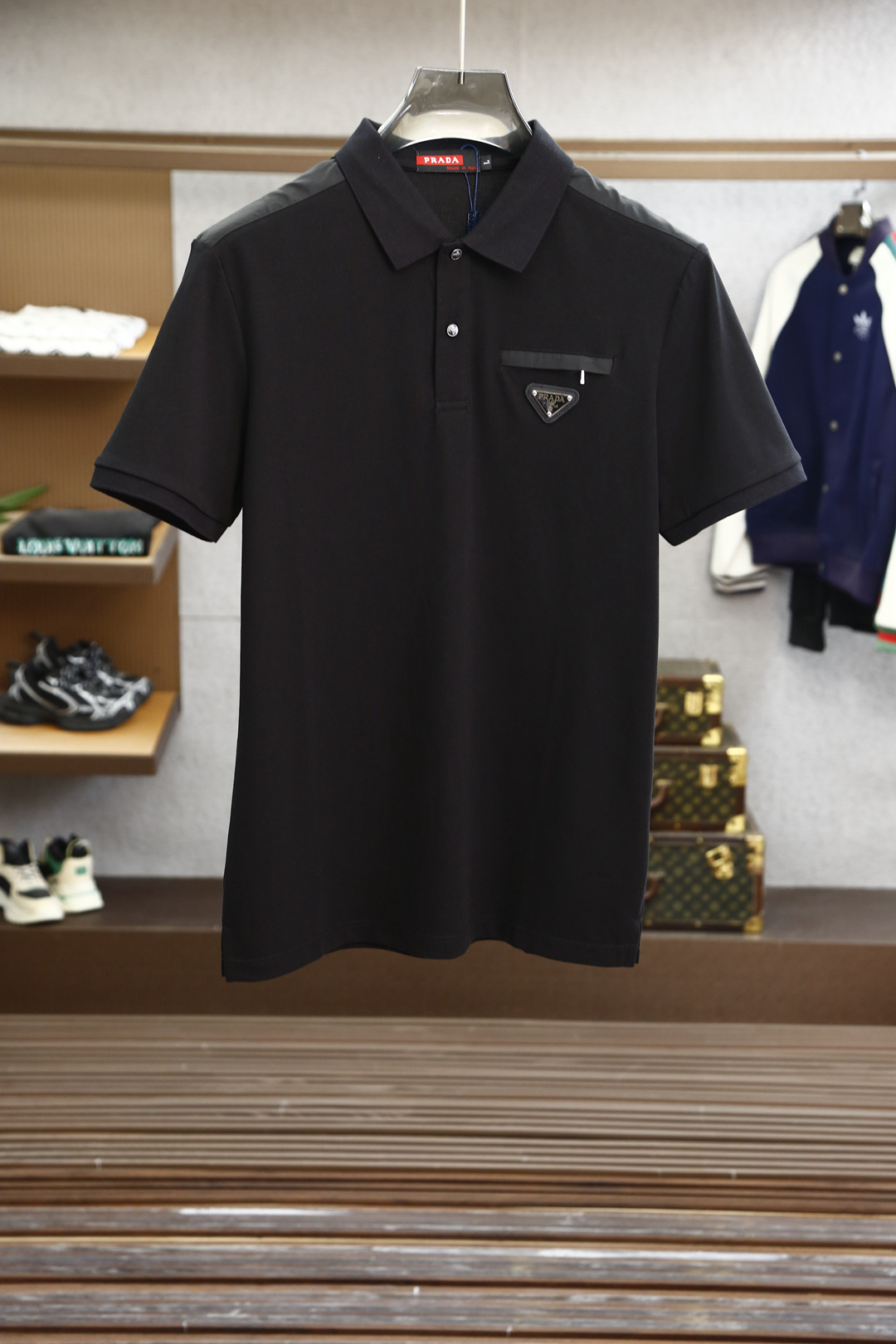 NO:431027,Prada-2025ss summer new product, classic logo embroidered bead ground mesh business casual short-sleeved POLO shirt on men’s chest!  The Hong Kong foreign company channel goods, heavy and high-end products, perfectly follow the essence and genes of Pujia. The embroidered logo on the chest body shows a very distinctive and fashionable proposition, and strongly posits the brand identity. Customers provide high-quality imported garments, custom-woven beaded floor fabrics, Italian old-fashioned workshop ready-to-wear process, extremely luxurious and special materials, all with superior fabric attributes, merceration process, extremely high gloss, delicate and natural mesh structure, perfect combination of comfort and breathability, the touch experience is self-evident, luxurious and ultimate enjoyment!  The custom-made natural mother-skin buckle closure is also very detailed as the guide of men's clothing brands!  It is definitely not a heavy-weight Polo shirt that can be compared with the market currency, and it is the choice for high-end men's taste!  Color black, blue, white Size M-3XL M shoulder width 43 bust 96 Clothes length 67 sleeves 22 L shoulder width 45 bust 100 Clothes length 68 sleeves 23 XL shoulder width 47 bust 104 Clothes length 69 sleeves 24 XXL shoulder width 49 bust 108 Clothes length 70 sleeves 25 3XL shoulder width 51 bust 112 Clothes length 71 sleeves 26, prada, prada, prada, T-shirt, alexander wang19860909Prada-普拉达-2025ss夏季新品,男士胸前经典徽标刺绣珠地网眼商务休闲短袖POLO衫！香港洋行渠道货,重磅高端级臻品,完美沿袭了普家的精髓与基因,胸前衣身同色刺绣徽标,展现出极具鲜明态度的时髦主张,且有力标榜了品牌身份,客供高级进口成衣定织珠地面料,意大利老牌工坊成衣工序定织定染,极为奢华特殊的材质,面料属性皆为上乘,丝光工艺处理,面料光泽度极高,网眼结构细腻自然,舒适性与透气性完美兼备,触感体验不言而喻,奢华极致享受！门襟定制天然母贝扣闭合,作为男装品牌的引导者,细节把控也是非常到位！绝非市场通货可以媲美的重磅精品Polo衫,高端男士的品味之选！颜色黑色,蓝色,白色 尺码M-3XL  M肩宽43胸围96 衣长67袖长22 L肩宽45胸围100衣长68袖长23  XL肩宽47胸围104衣长69袖长24 XXL肩宽49胸围108衣长70袖长25 3XL肩宽51胸围112衣长71袖长26,,prada,prada,prada,T-shirt,alexander wang,Men's clothing