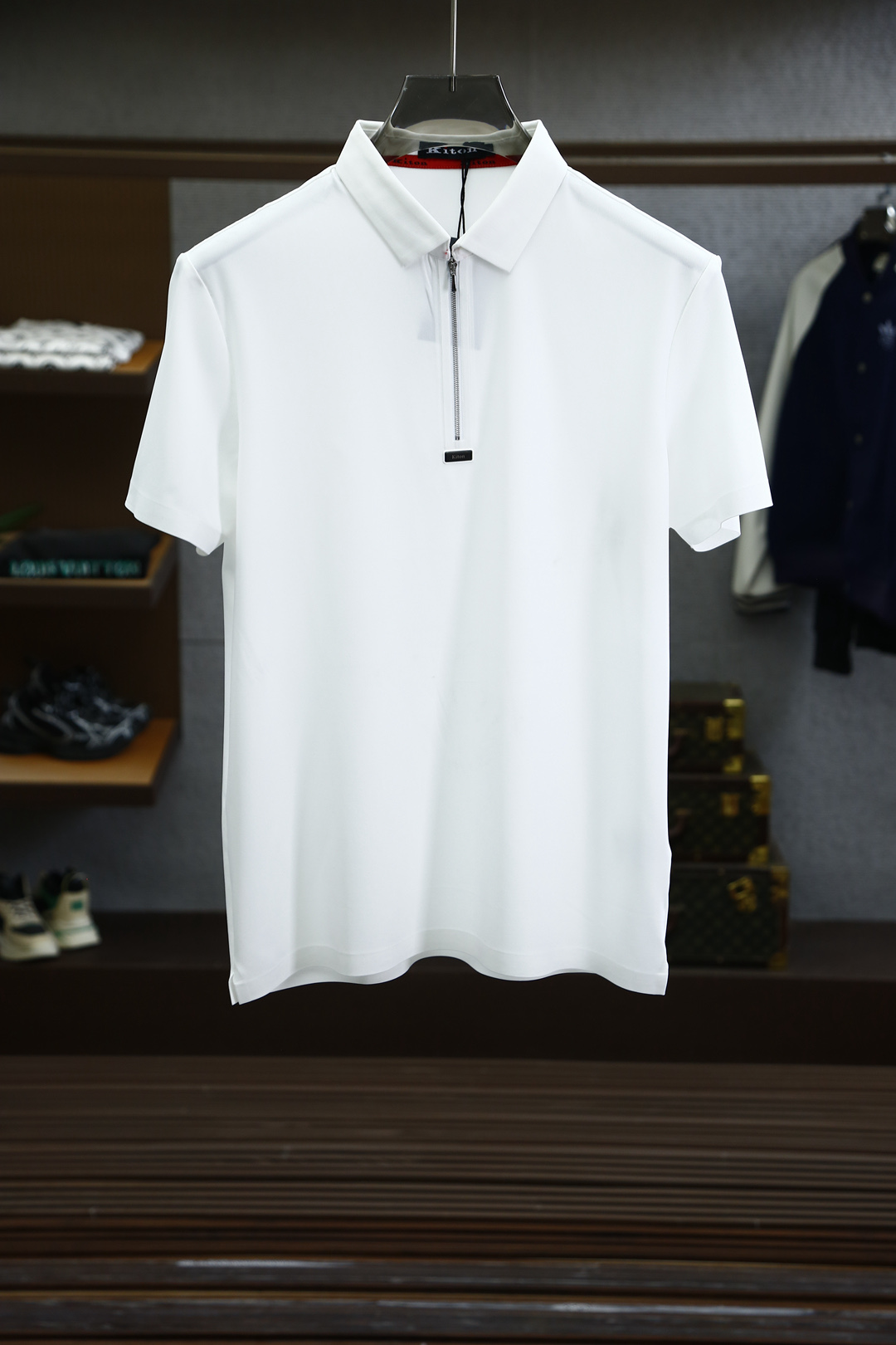 NO:431032,Kiton-2025ss summer new product, classic logo embroidered bead ground mesh business casual short-sleeved POLO shirt on men’s chest!  The Hong Kong foreign company channel goods, heavy and high-end products, perfectly follow the essence and genes of Pujia. The embroidered logo on the chest body shows a very distinctive and fashionable proposition, and strongly posits the brand identity. Customers provide high-quality imported garments, custom-woven beaded floor fabrics, Italian old-fashioned workshop ready-to-wear process, extremely luxurious and special materials, all with superior fabric attributes, merceration process, extremely high gloss, delicate and natural mesh structure, perfect combination of comfort and breathability, the touch experience is self-evident, luxurious and ultimate enjoyment!  The custom-made natural mother-skin buckle closure is also very detailed as the guide of men's clothing brands!  It is definitely not a heavy-weight Polo shirt that can be compared with the market currency, and it is the choice for high-end men's taste!  Color black, blue, white Size M-3XL M shoulder width 43 bust 96 Clothes length 67 sleeves 22 L shoulder width 45 bust 100 Clothes length 68 sleeves 23 XL shoulder width 47 bust 104 Clothes length 69 sleeves 24 XXL shoulder width 49 bust 108 Clothes length 70 sleeves 25 3XL shoulder width 51 bust 112 Clothes length 71 sleeves 26, prada, T-shirt, alexander wang19860909Kiton-2025ss夏季新品,男士胸前经典徽标刺绣珠地网眼商务休闲短袖POLO衫！香港洋行渠道货,重磅高端级臻品,完美沿袭了普家的精髓与基因,胸前衣身同色刺绣徽标,展现出极具鲜明态度的时髦主张,且有力标榜了品牌身份,客供高级进口成衣定织珠地面料,意大利老牌工坊成衣工序定织定染,极为奢华特殊的材质,面料属性皆为上乘,丝光工艺处理,面料光泽度极高,网眼结构细腻自然,舒适性与透气性完美兼备,触感体验不言而喻,奢华极致享受！门襟定制天然母贝扣闭合,作为男装品牌的引导者,细节把控也是非常到位！绝非市场通货可以媲美的重磅精品Polo衫,高端男士的品味之选！颜色黑色,蓝色,白色 尺码M-3XL  M肩宽43胸围96 衣长67袖长22 L肩宽45胸围100衣长68袖长23  XL肩宽47胸围104衣长69袖长24 XXL肩宽49胸围108衣长70袖长25 3XL肩宽51胸围112衣长71袖长26,,prada,T-shirt,alexander wang,Men's clothing