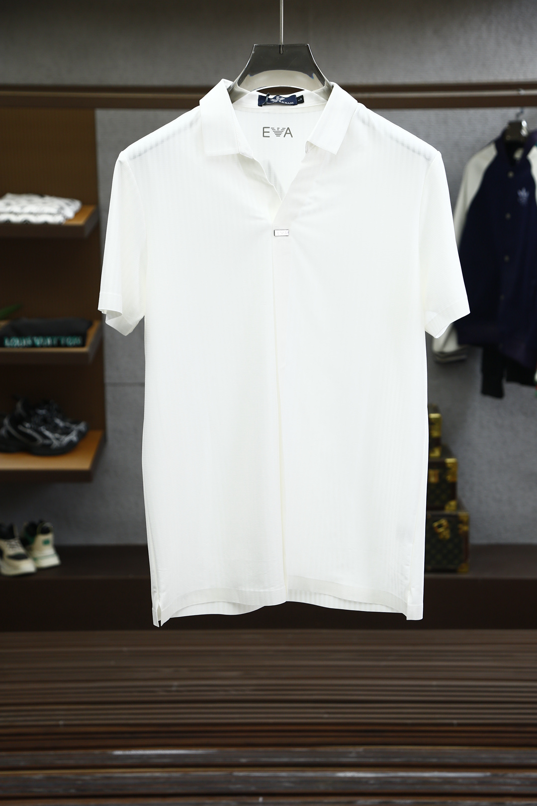 NO:431037,Jenia-2025ss summer new product, classic logo embroidered bead ground mesh business casual short-sleeved POLO shirt on men’s chest!  The Hong Kong foreign company channel goods, heavy and high-end products, perfectly follow the essence and genes of Pujia. The embroidered logo on the chest body shows a very distinctive and fashionable proposition, and strongly posits the brand identity. Customers provide high-quality imported garments, custom-woven beaded floor fabrics, Italian old-fashioned workshop ready-to-wear process, extremely luxurious and special materials, all with superior fabric attributes, merceration process, extremely high gloss, delicate and natural mesh structure, perfect combination of comfort and breathability, the touch experience is self-evident, luxurious and ultimate enjoyment!  The custom-made natural mother-skin buckle closure is also very detailed as the guide of men's clothing brands!  It is definitely not a heavy-weight Polo shirt that can be compared with the market currency, and it is the choice for high-end men's taste!  Color black, white Size M-3XL, zegna,prada,T-shirt,alexander wang19860909杰尼亚-2025ss夏季新品,男士胸前经典徽标刺绣珠地网眼商务休闲短袖POLO衫！香港洋行渠道货,重磅高端级臻品,完美沿袭了普家的精髓与基因,胸前衣身同色刺绣徽标,展现出极具鲜明态度的时髦主张,且有力标榜了品牌身份,客供高级进口成衣定织珠地面料,意大利老牌工坊成衣工序定织定染,极为奢华特殊的材质,面料属性皆为上乘,丝光工艺处理,面料光泽度极高,网眼结构细腻自然,舒适性与透气性完美兼备,触感体验不言而喻,奢华极致享受！门襟定制天然母贝扣闭合,作为男装品牌的引导者,细节把控也是非常到位！绝非市场通货可以媲美的重磅精品Polo衫,高端男士的品味之选！颜色黑色,白色 尺码M-3XL,,zegna,prada,T-shirt,alexander wang,Men's clothing