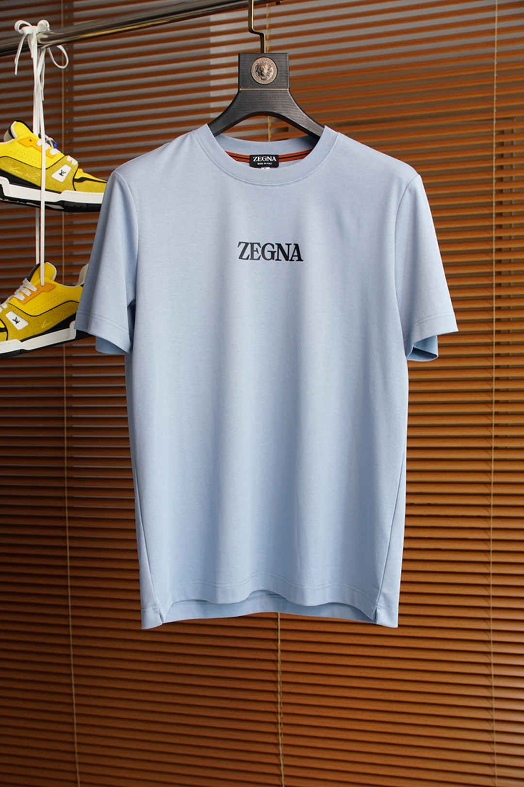 NO:160148,Jenia-2025 spring and summer new style for men and women couples casual loose cotton round neck short-sleeved T-shirt!  Trading companies have sparse channels and are released on the official website at the same time!  The latest series of spring and summer 2025, classic fashion design elements, injecting full vitality into the new series. This T-shirt is carefully selected for imported cotton fabrics. The fabric feels skin-friendly and soft and delicate, and the high-end logo design of the clothes!  It has an extremely comfortable and breathable wearing experience. The whole item is very eye-catching and fashionable, and is deeply loved by young people today!  The loose round neck cut is a neutral style regardless of age and gender, suitable for matching all the styles and looks you need in your daily life!  It is recommended to wear couple outfits to go out on the street to make it more pleasing to the eye!  Mercerized cotton color black and white lanka size M~3XL, zegna, T-shirt,tees, t-shirt,alexander wang19860909杰尼亚-2025春夏新款男女同情侣款休闲宽松棉质圆领短袖T恤衫！贸易公司渠道稀出,同步官网发售 ！ 2025春夏最新系列,经典时尚设计元素,为全新系列注入满满活力,这款T恤衫用心甄选客供进口棉面料制成,面料手感亲肤柔软细腻,衣身高端logo设计！拥有着无比舒适透气性的穿着体验,整件单品极具吸睛度与时尚感,深受当下年轻人的喜爱！基础宽松的圆领版型裁剪,不分年龄与性别的中性款式,适合搭配你日常所需的所有风格与造型！建议搭配情侣装出街会更为养眼出色！丝光棉 颜色黑白兰卡 尺码M~3XL,,zegna,T-shirt,tees，t-shirt,alexander wang,Men's clothing