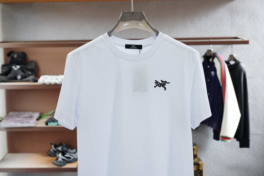 Steven 2025 Men’s Silk Shirts and T-Shirts Collection: Two-Sided Silk Fabrics in Classic Cuts - 图片 5