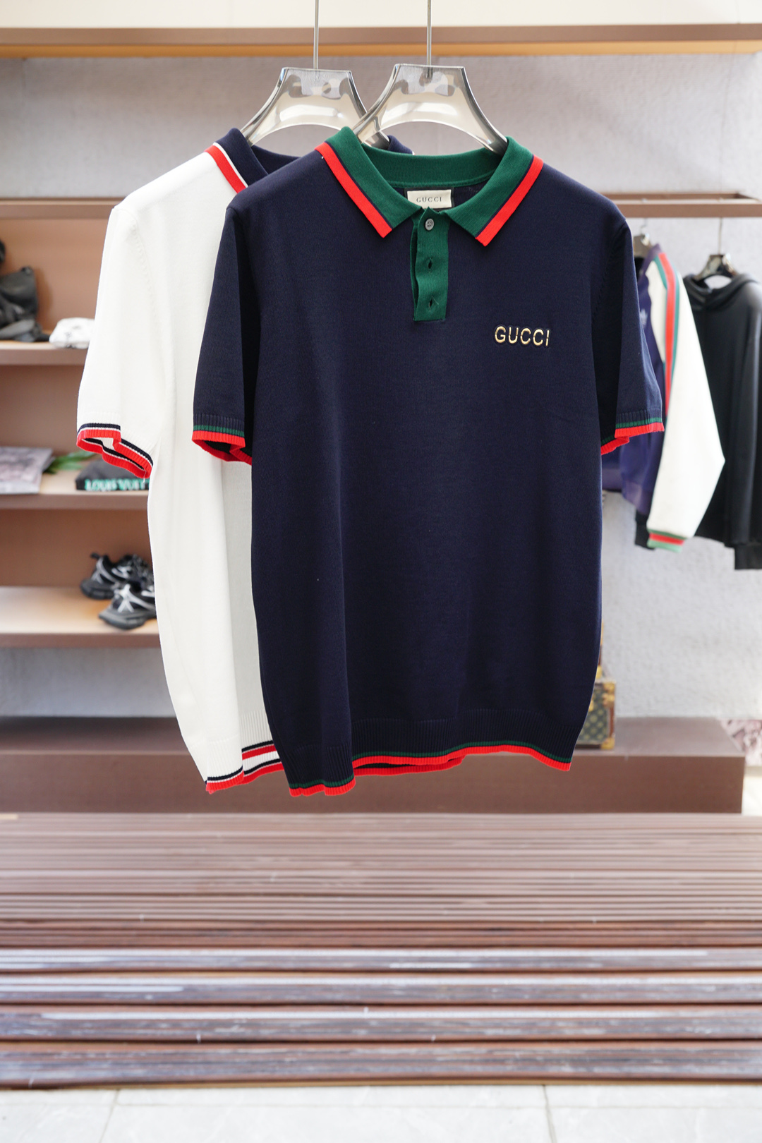 NO:520736,Gucci Gucci big recommendation!  2025 Early Spring. New products for sale in counters. Fashionable high-end men's clothing Polo - chest logo is fashionable / imported with extremely high density mercerized beads, extremely skin-friendly and comfortable. It feels very delicate to touch, has a good texture, is soft and breathable. It is a very good overall style. It is completely fine to wear it alone. If you like it, you can stock up in advance!  Hurry up and grab it. Size (on M/3XL) pick up the next day., gucci, alexander wang19860909Gucci 古奇 重磅推荐！2025早春.新品 专柜在售 时尚高端男装Polo-胸前Logo个性时尚/进口顶极高密度丝光珠地,极为亲肤舒适 摸上去非常的细腻,质感很好,舒软透气,整体非常不错的一款,内搭单穿都完全没问题,喜欢的亲也可以提早囤货！赶紧下手抢吧.尺码（于M/3XL）隔天取货.,,gucci,alexander wang,Men's clothing