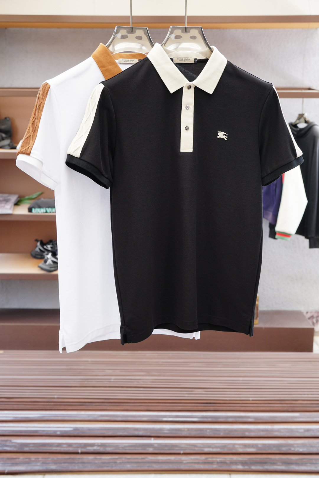 NO:520732,BBR Burberry's big recommendation!  2025 Early Spring. New products for sale in counters. Fashionable high-end men's clothing Polo - chest logo is fashionable / imported with extremely high density mercerized beads, extremely skin-friendly and comfortable. It feels very delicate to touch, has a good texture, is soft and breathable. It is a very good overall style. It is completely fine to wear it alone. If you like it, you can stock up in advance!  Hurry up and grab it. Size (on M/3XL) pick up the next day., burberry, alexander wang19860909BBR 巴宝莉 重磅推荐！2025早春.新品 专柜在售 时尚高端男装Polo-胸前Logo个性时尚/进口顶极高密度丝光珠地,极为亲肤舒适 摸上去非常的细腻,质感很好,舒软透气,整体非常不错的一款,内搭单穿都完全没问题,喜欢的亲也可以提早囤货！赶紧下手抢吧.尺码（于M/3XL）隔天取货.,,burberry,alexander wang,Men's clothing