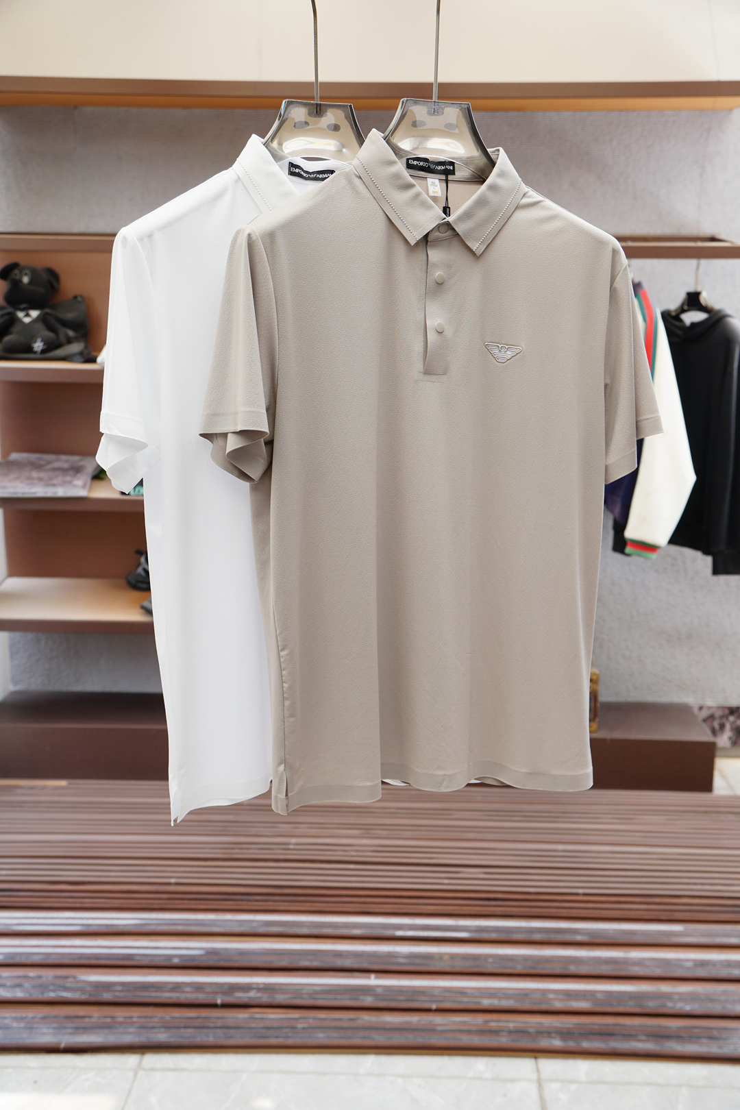 NO:520728,Armani/Big Recommendation!  2025 Early Spring. New products for sale in counters. Fashionable high-end men's clothing Polo - chest logo is fashionable / imported with extremely high density mercerized beads, extremely skin-friendly and comfortable. It feels very delicate to touch, has a good texture, is soft and breathable. It is a very good overall style. It is completely fine to wear it alone. If you like it, you can stock up in advance!  Hurry up and grab it. Size (on M/3XL) pick up the next day., Armani, alexander wang19860909阿玛尼/重磅推荐！2025早春.新品 专柜在售 时尚高端男装Polo-胸前Logo个性时尚/进口顶极高密度丝光珠地,极为亲肤舒适 摸上去非常的细腻,质感很好,舒软透气,整体非常不错的一款,内搭单穿都完全没问题,喜欢的亲也可以提早囤货！赶紧下手抢吧.尺码（于M/3XL）隔天取货.,,armani,alexander wang,Men's clothing